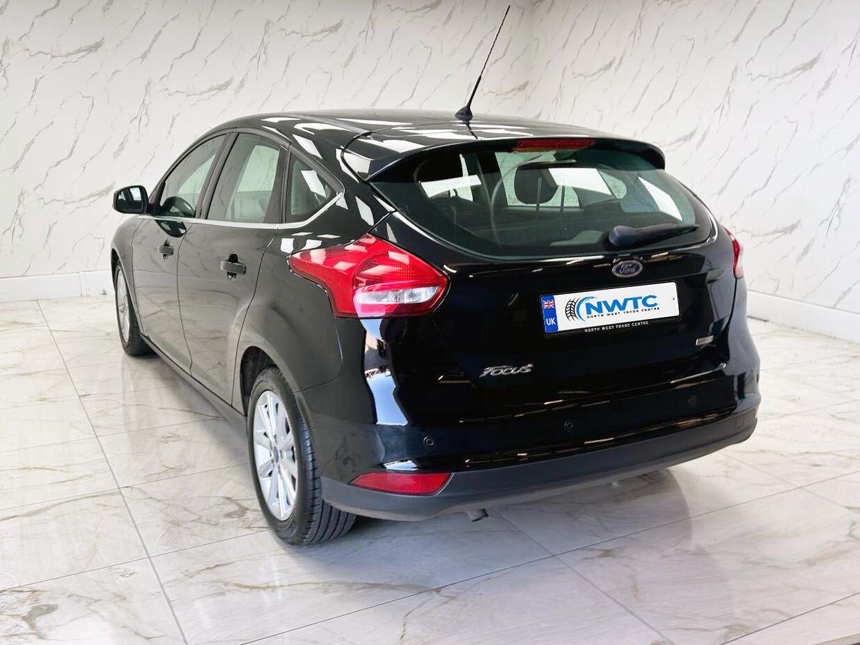 Ford Focus view 9