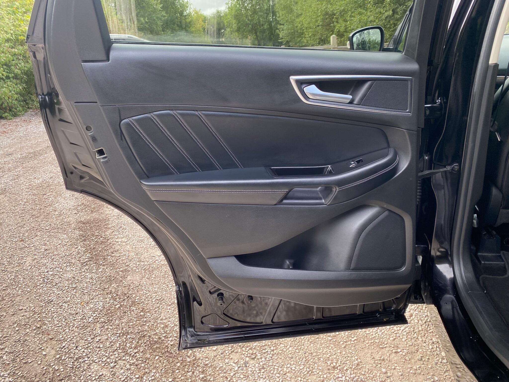 Ford Edge view 32