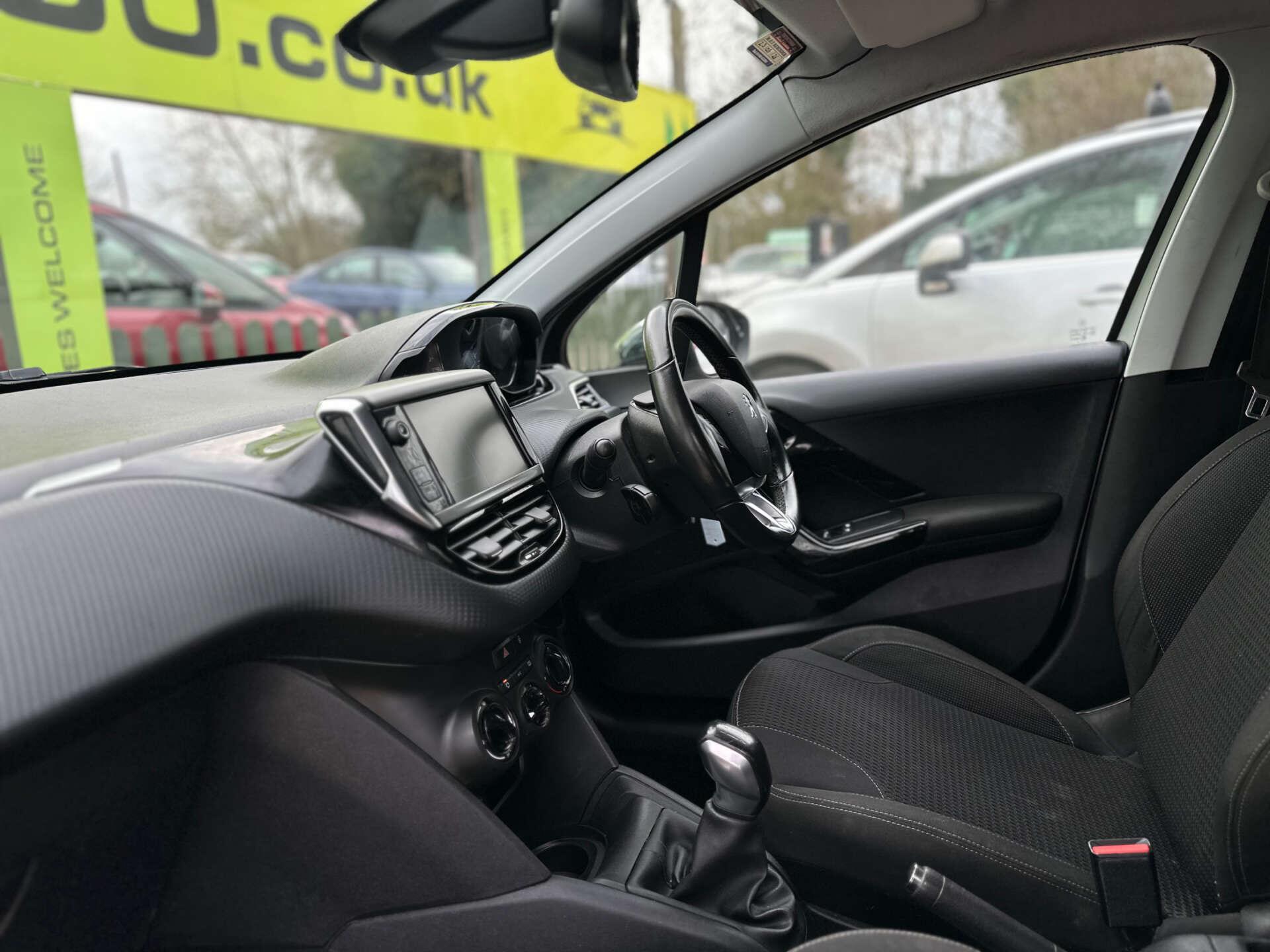 Peugeot 208 view 17