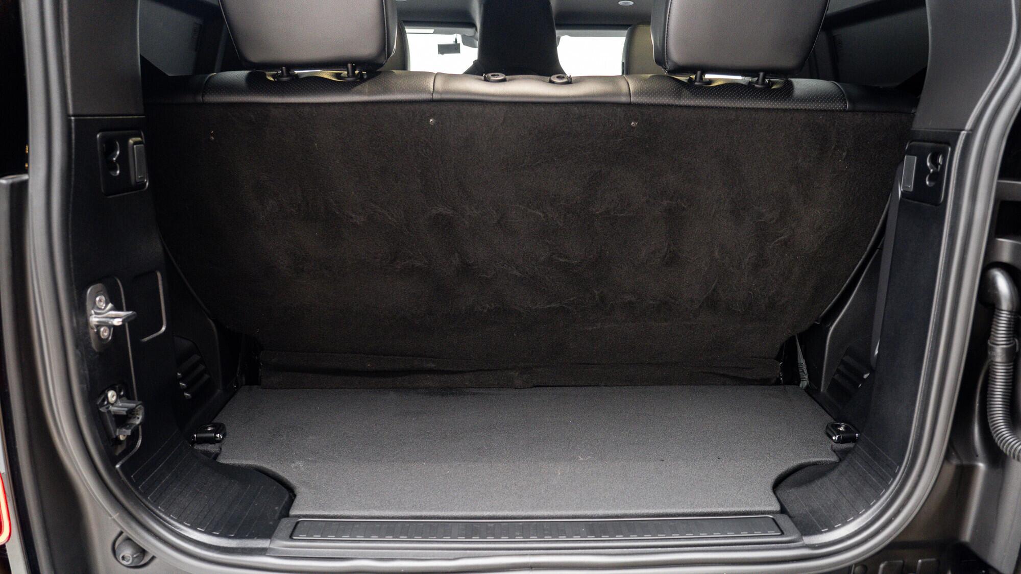 Land Rover Defender 90 view 37