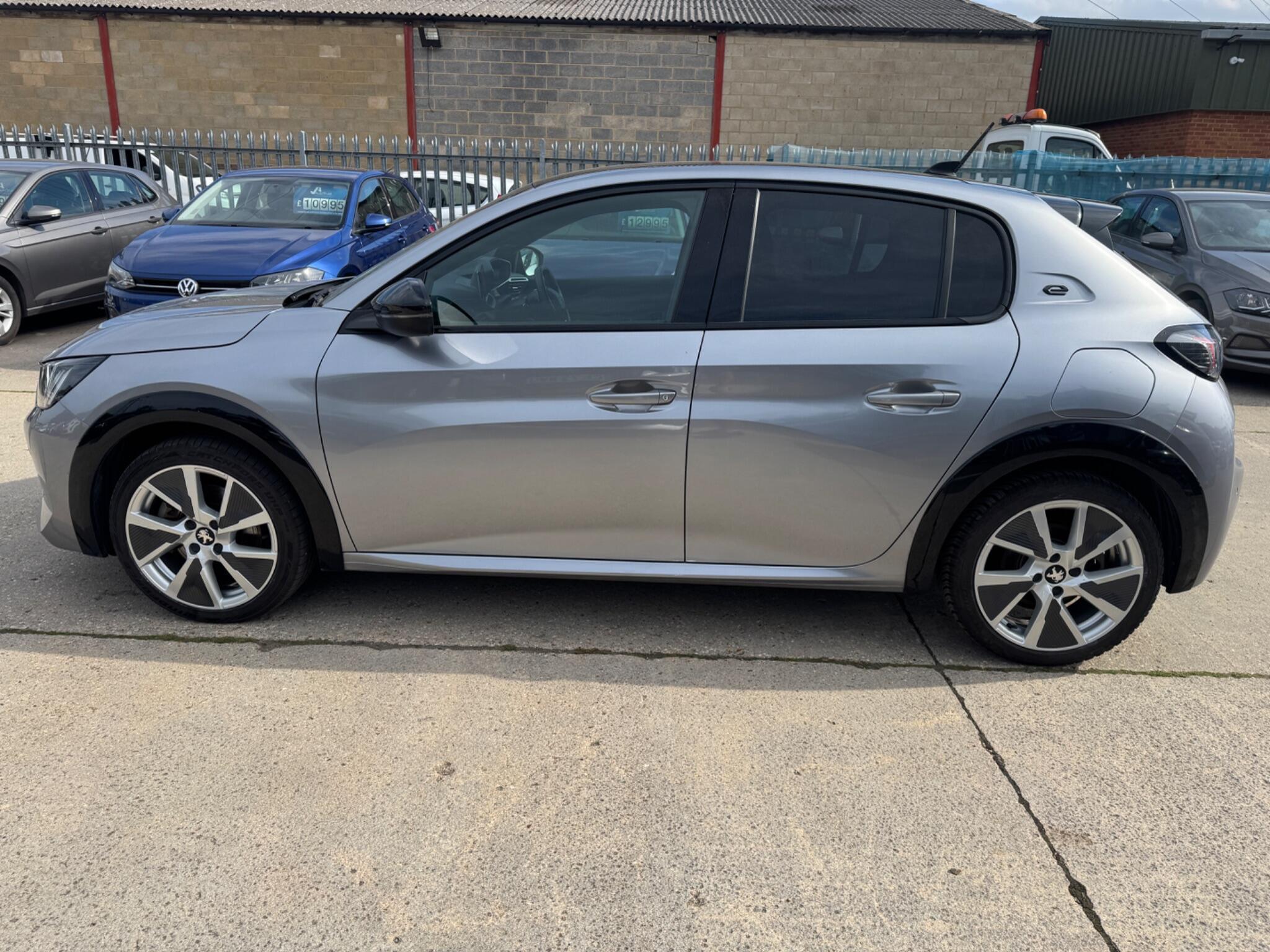 Peugeot E-208 view 9
