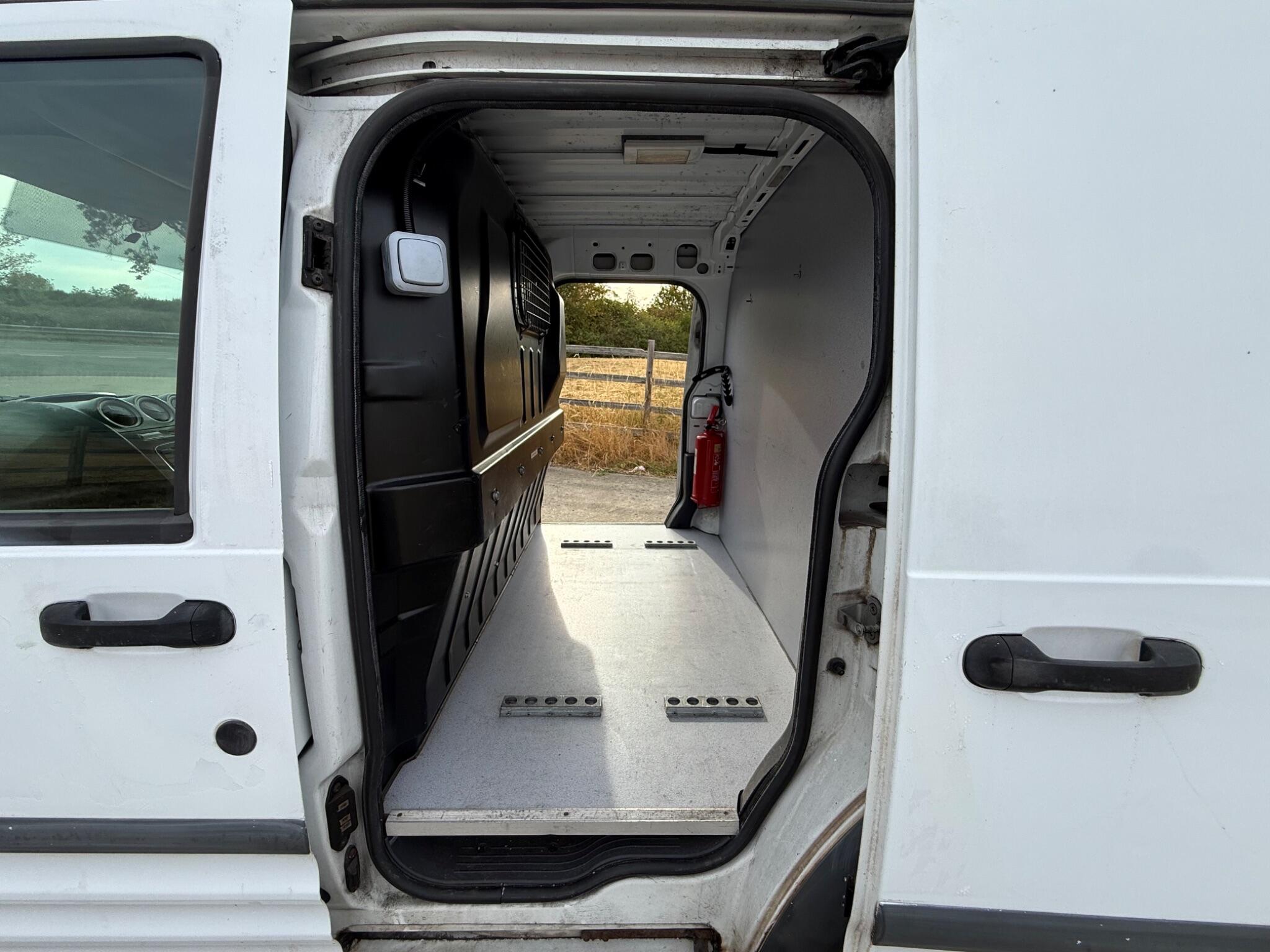 Ford Transit Connect 1.8 TDCi T200 L1 H1 4dr — photo 36 of 86
