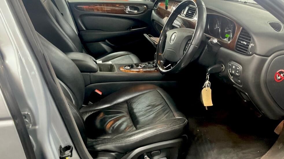 Jaguar XJ view 6