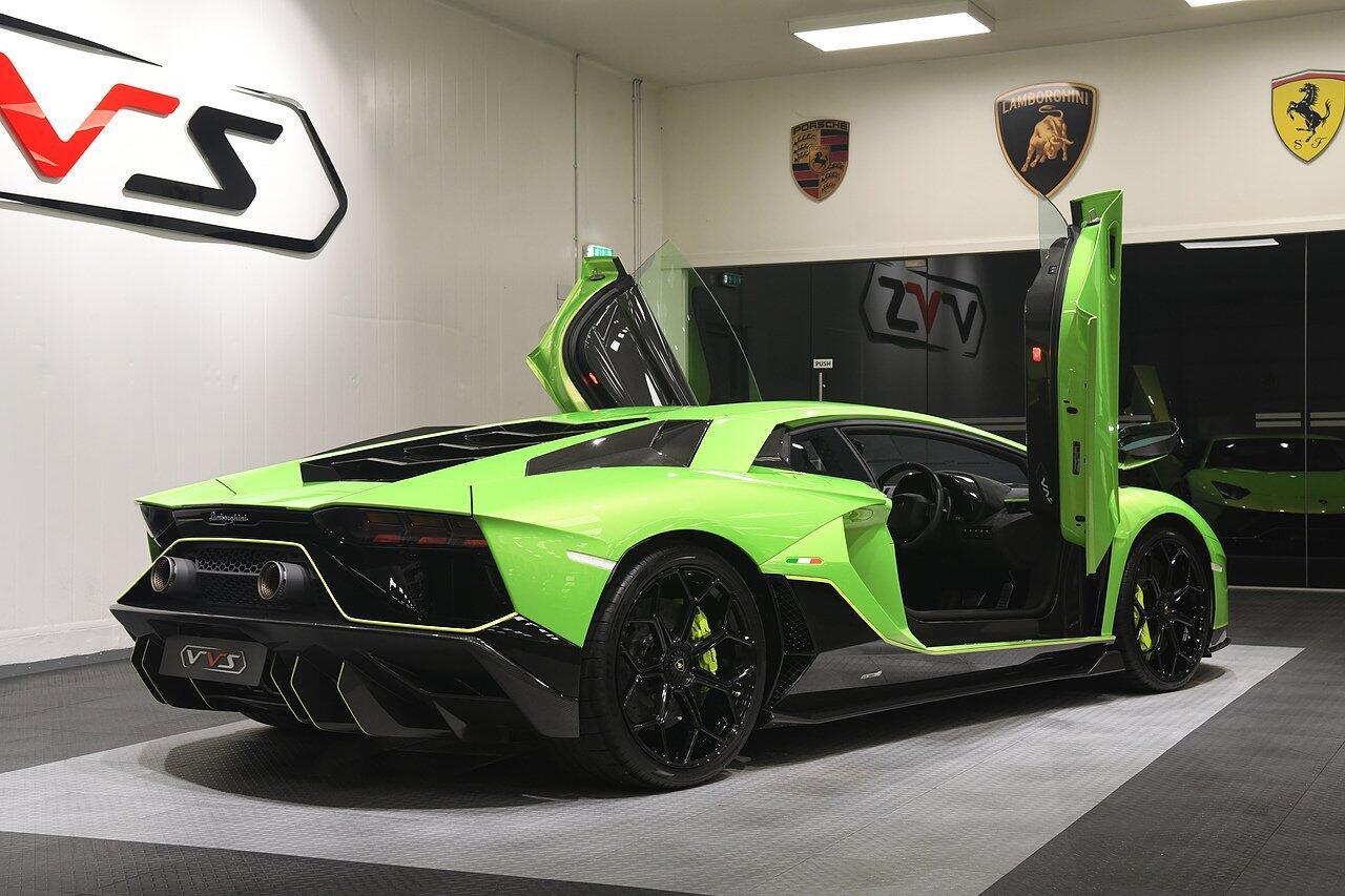 Lamborghini Aventador view 37