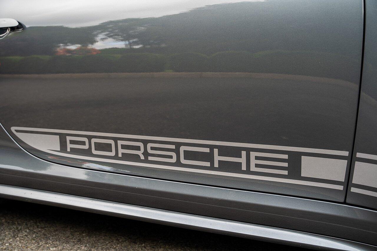 Porsche 911 view 6
