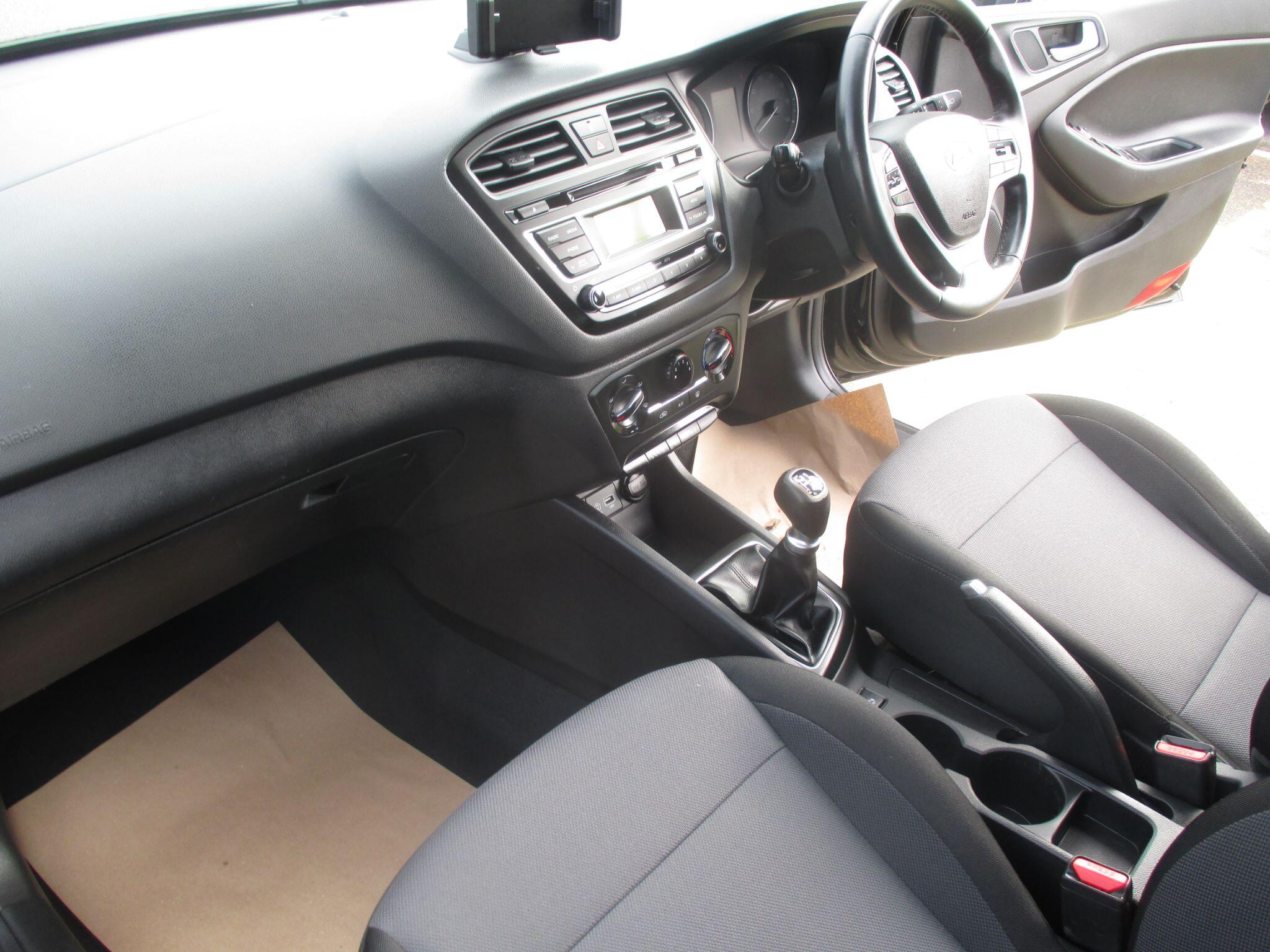 Hyundai i20 view 33