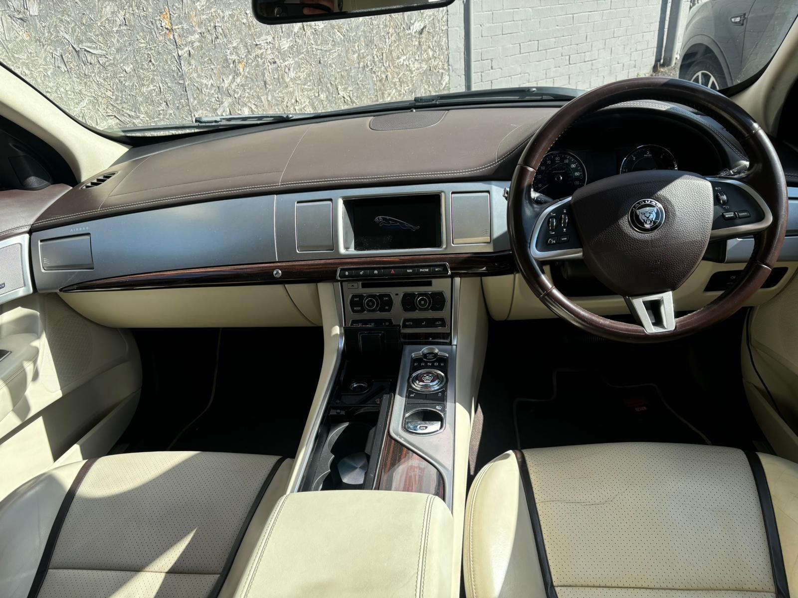 Jaguar XF view 15