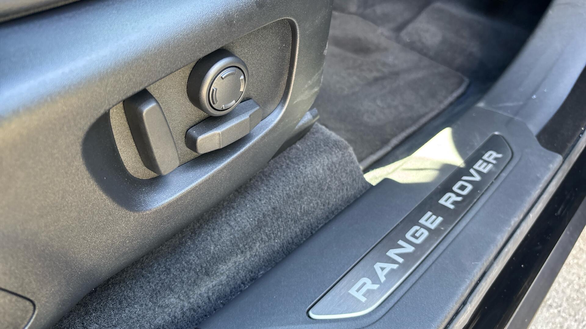 Land Rover Range Rover Velar view 33