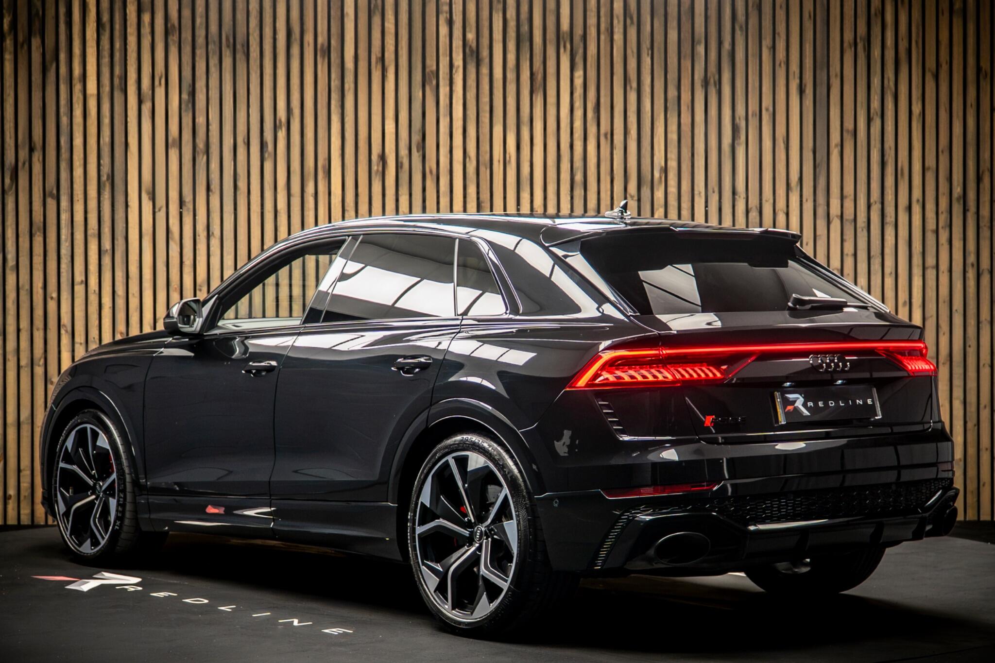 Audi RS Q8 view 3