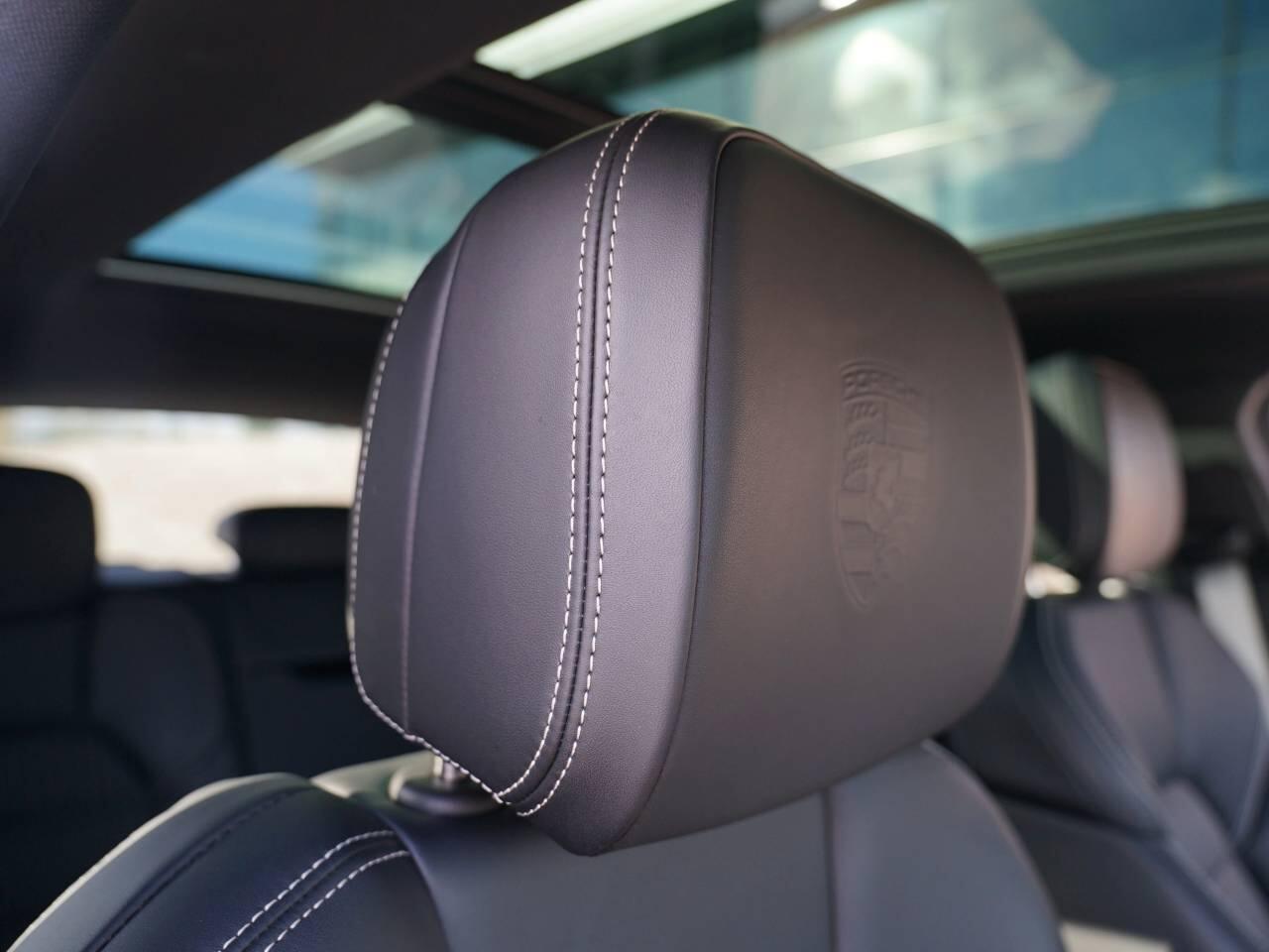 Porsche Macan view 11
