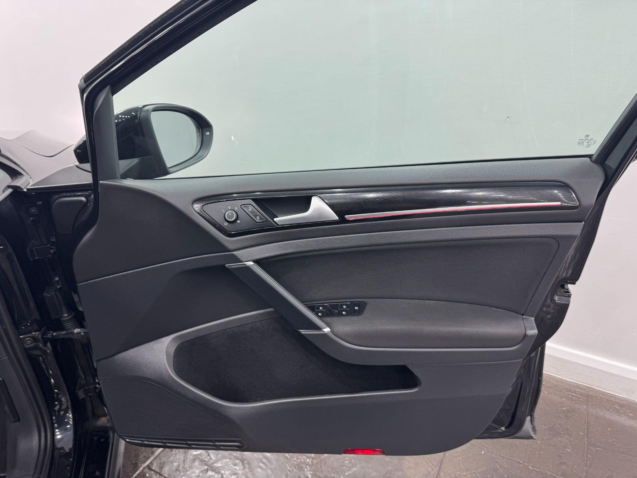 Volkswagen Golf view 17