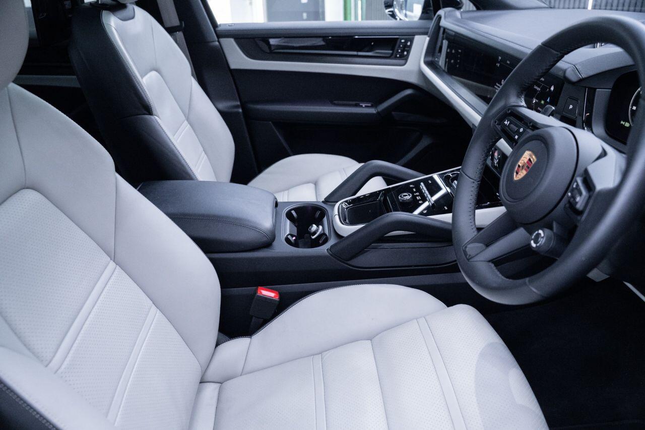 Porsche Cayenne view 16