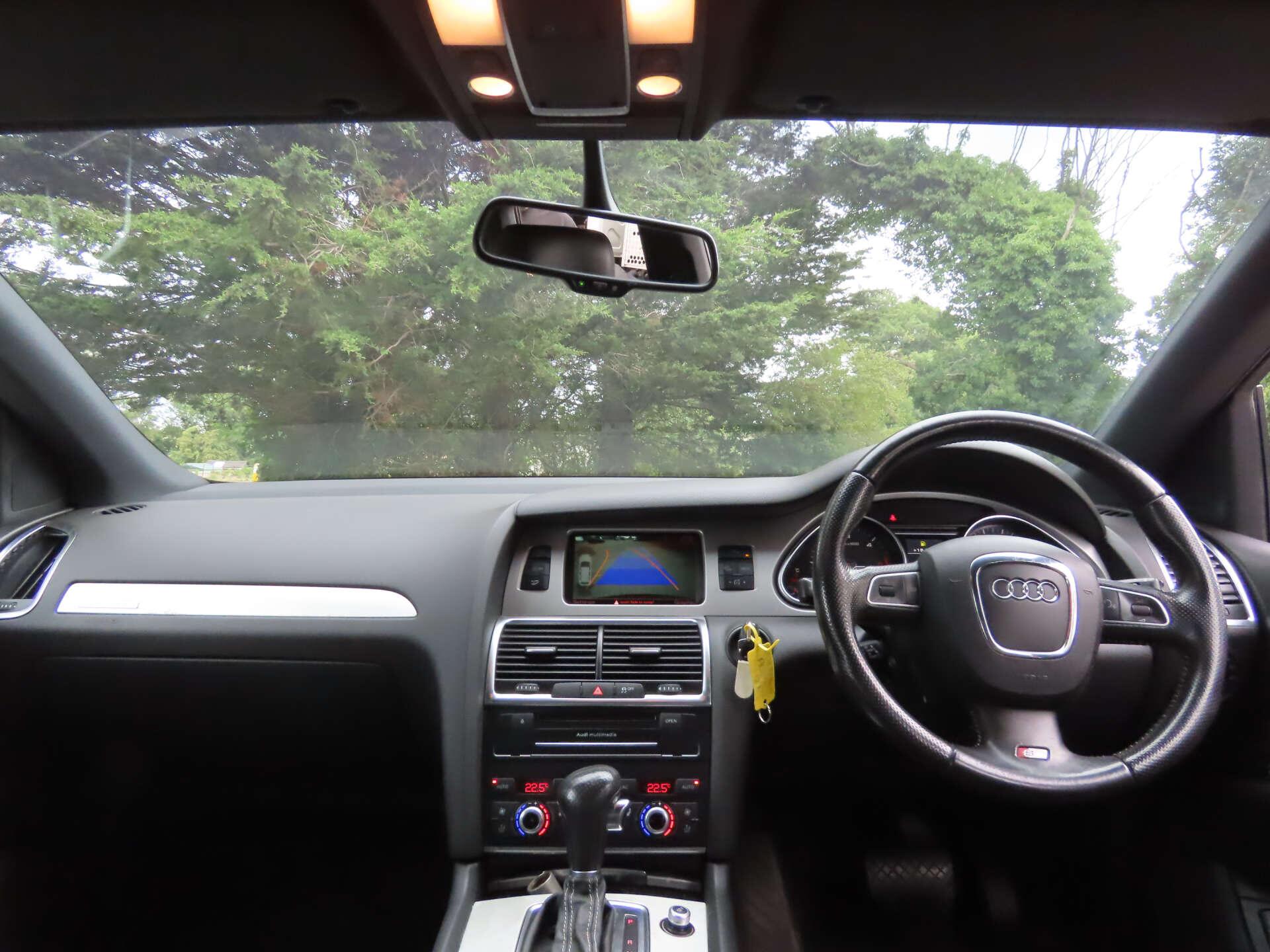 Audi Q7 view 7