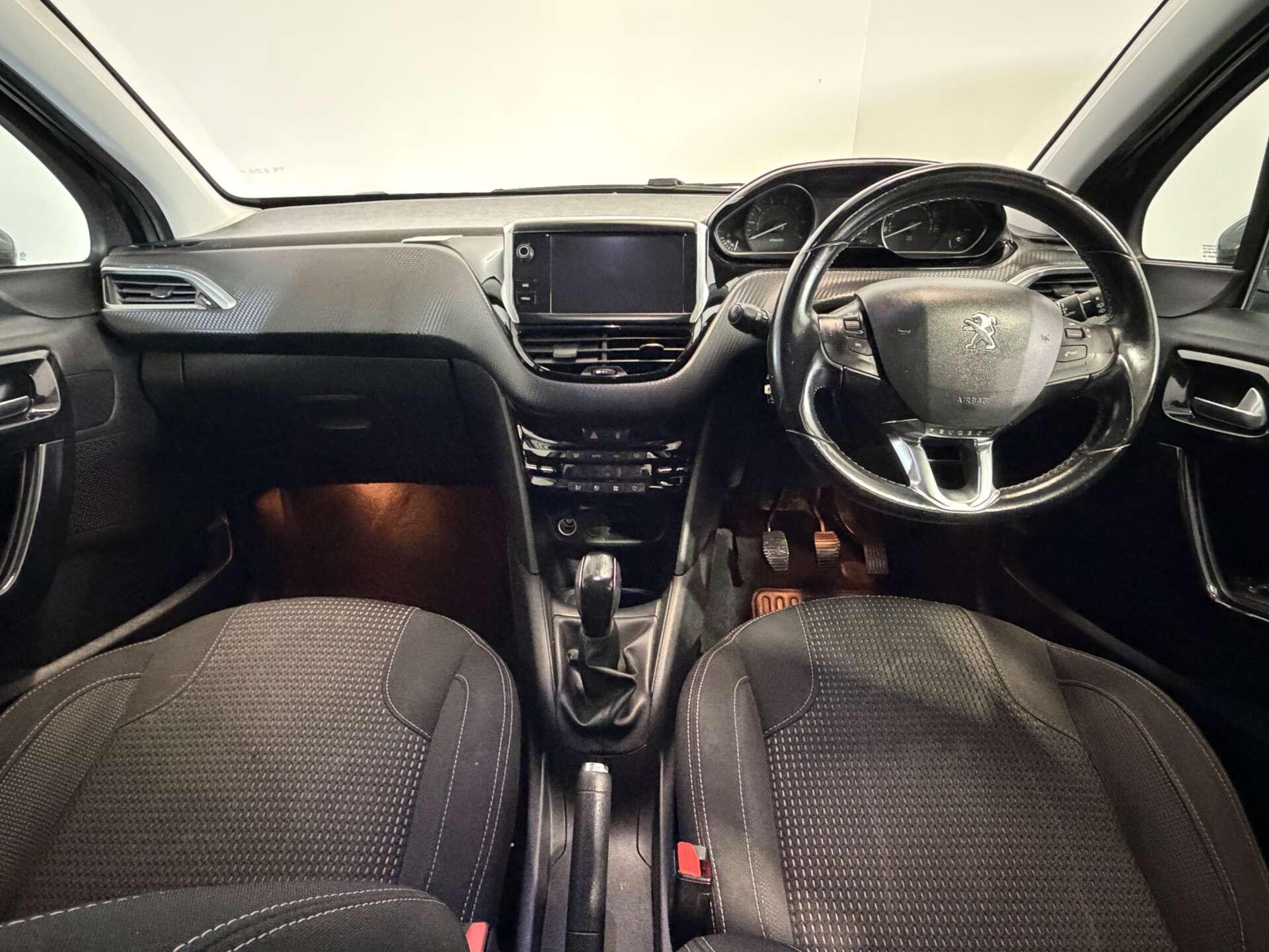 Peugeot 208 view 12