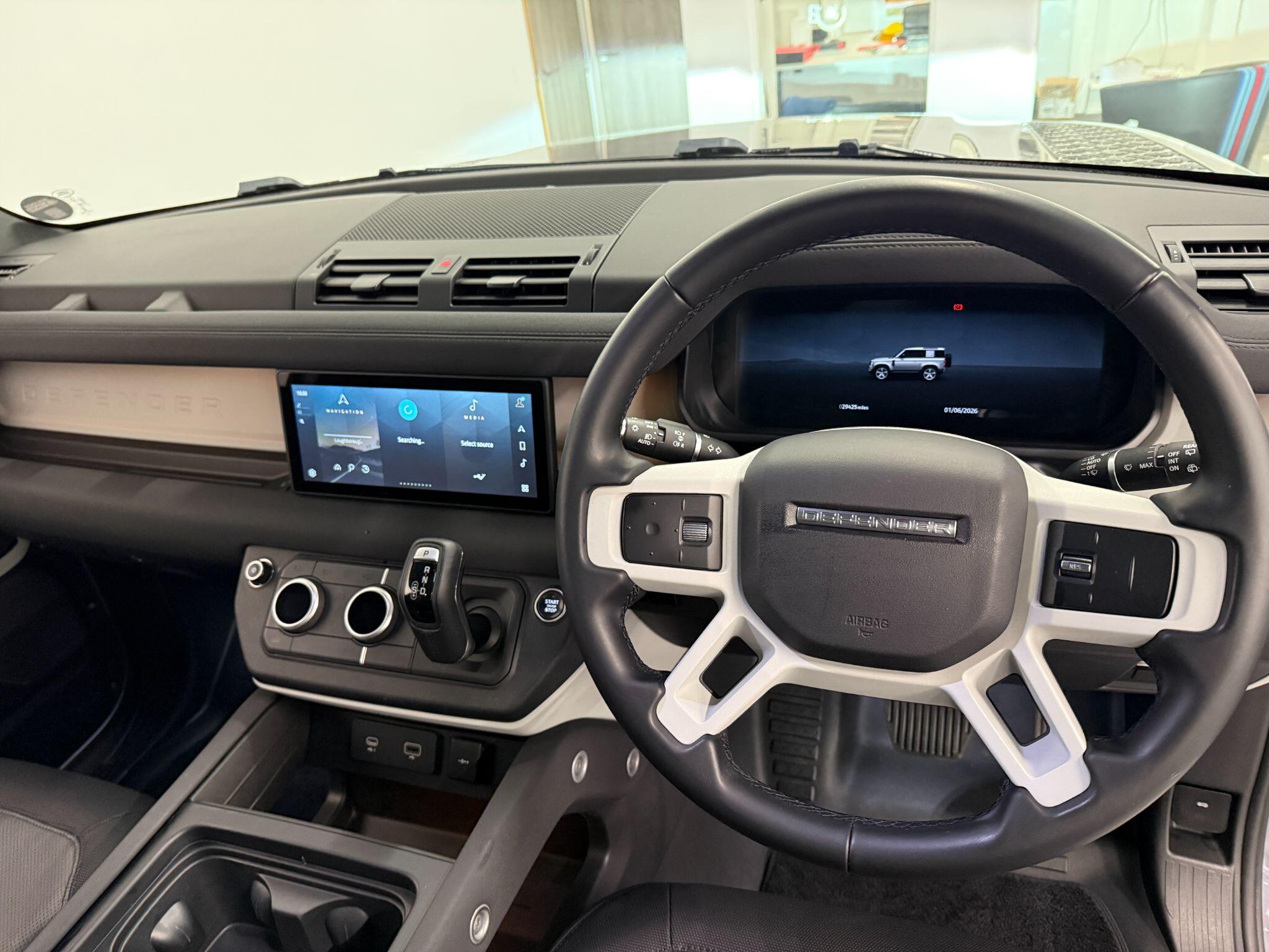 Land Rover Defender 90 view 10