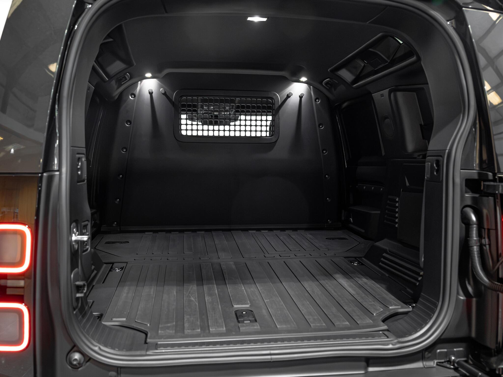 Land Rover Defender view 25