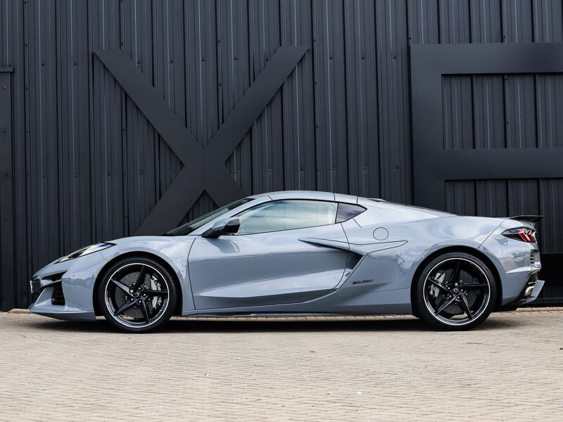 Chevrolet Corvette view 5