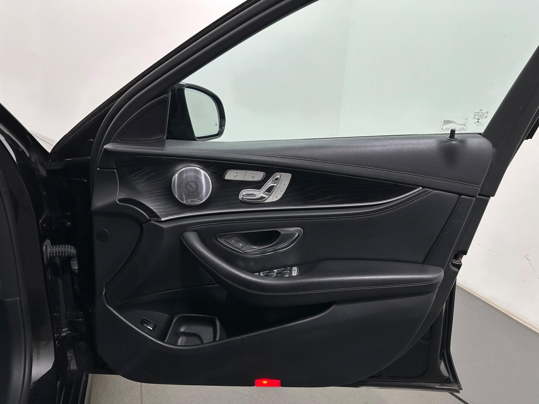 Mercedes-Benz E-Class view 34