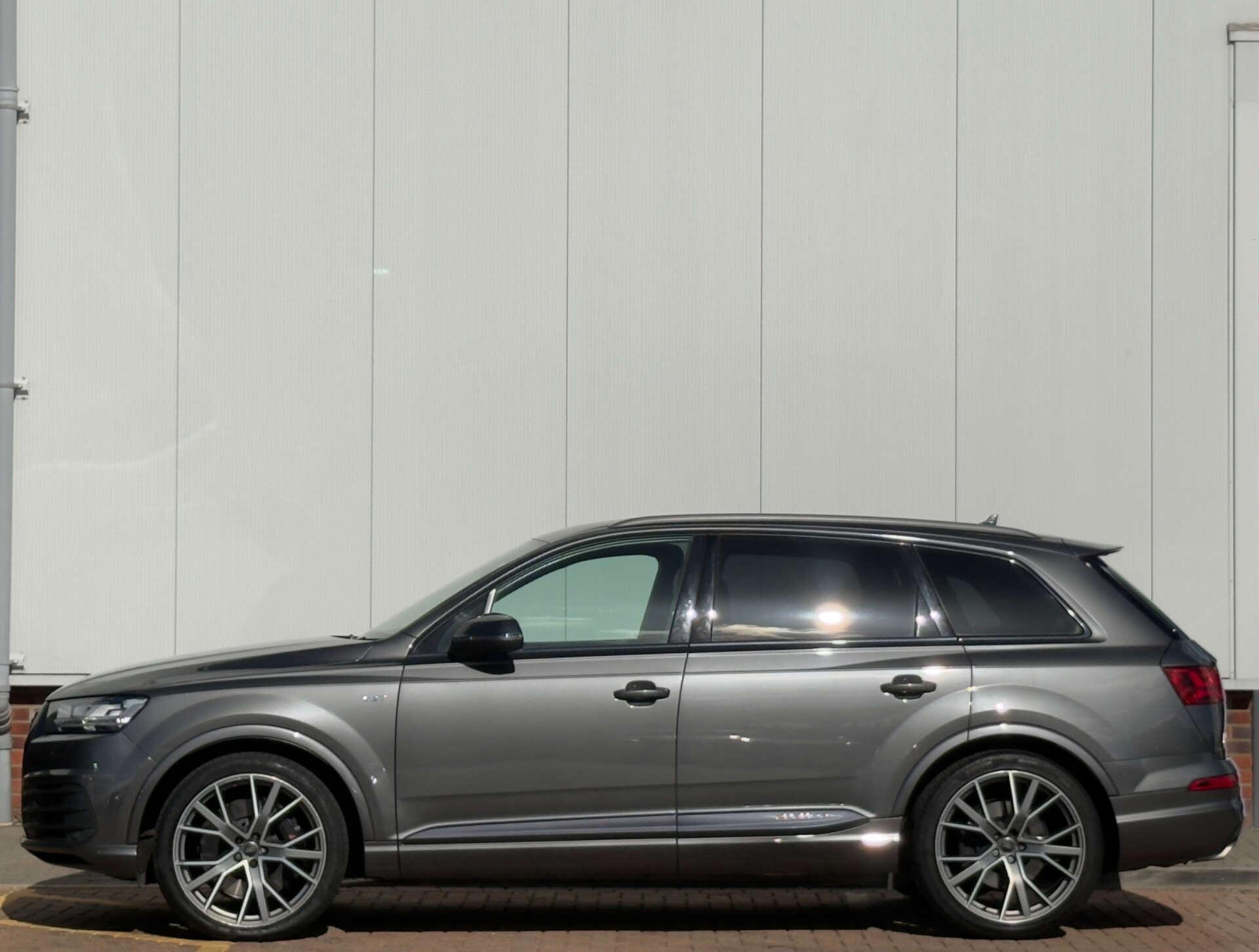 Audi SQ7 view 8