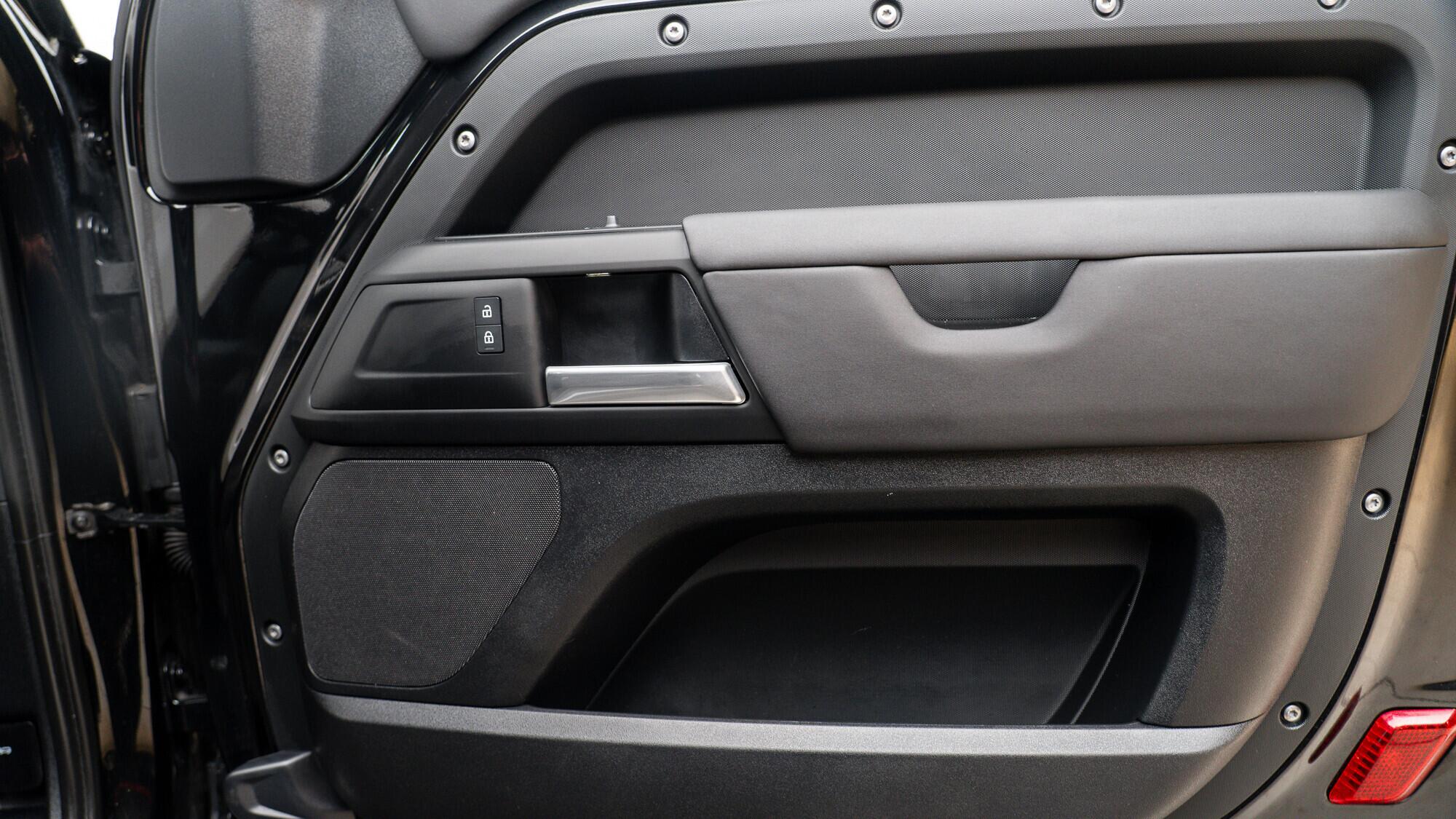 Land Rover Defender 90 view 19