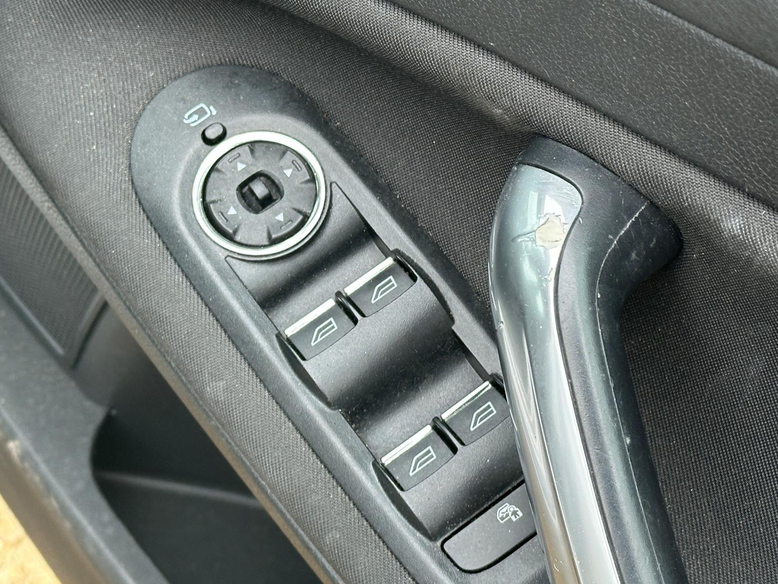 Ford Mondeo view 9