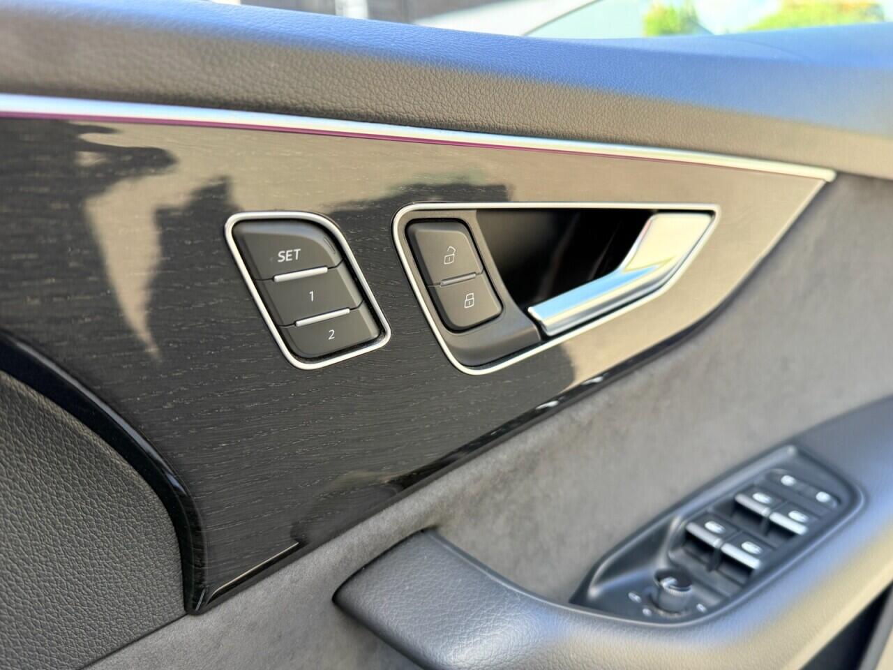 Audi Q8 view 33