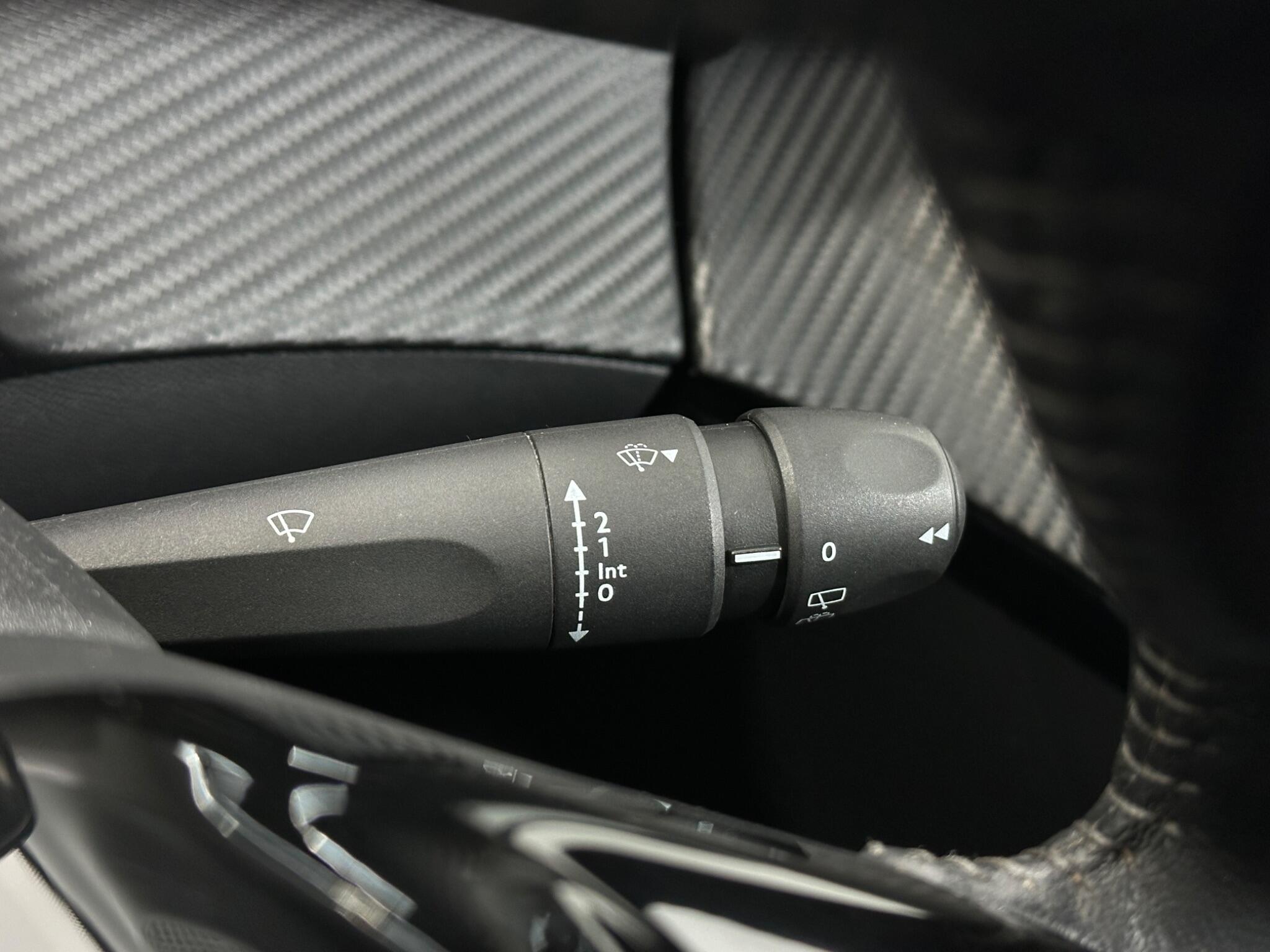 Peugeot 208 view 17