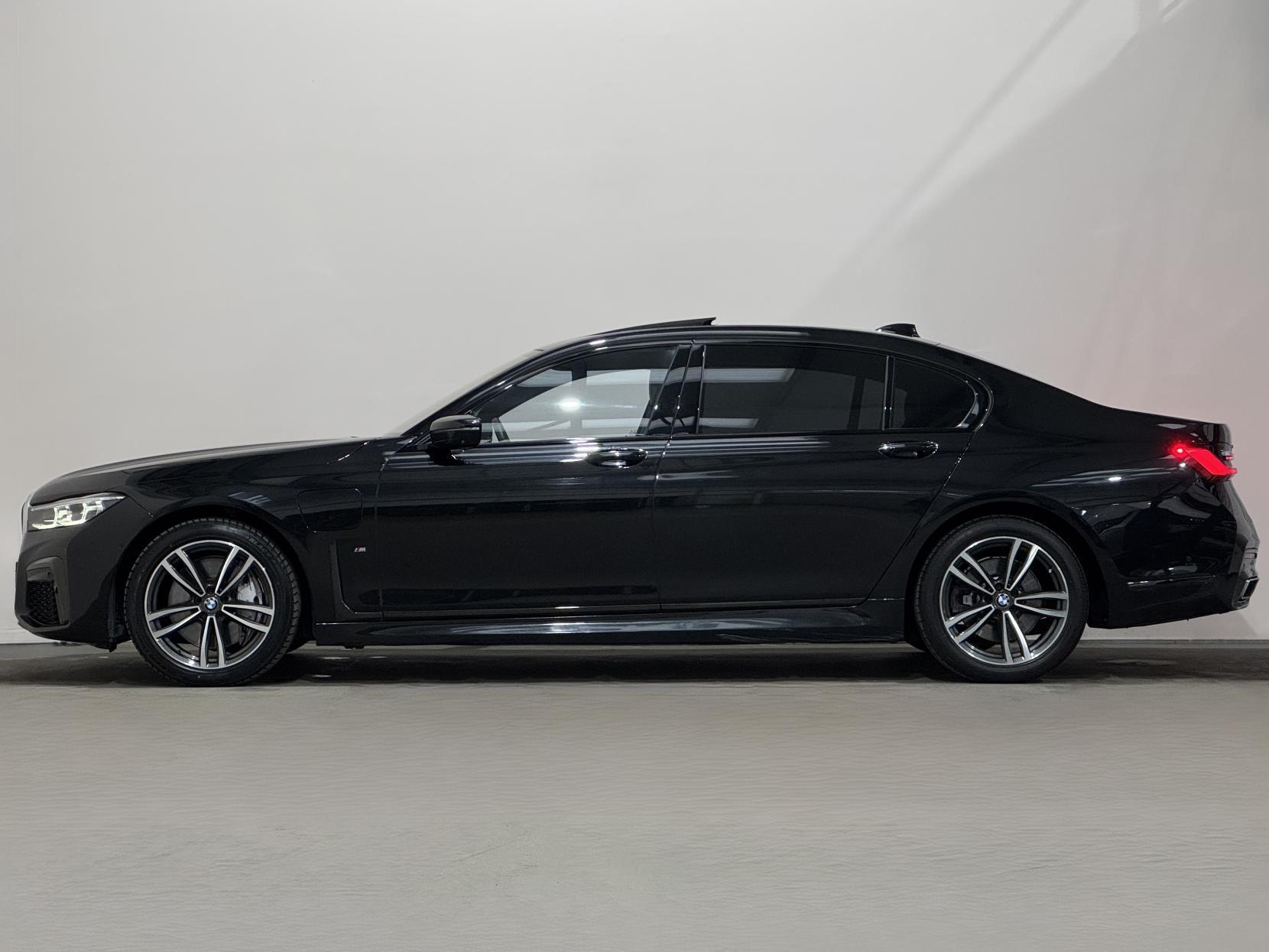 BMW 7 Series view 9