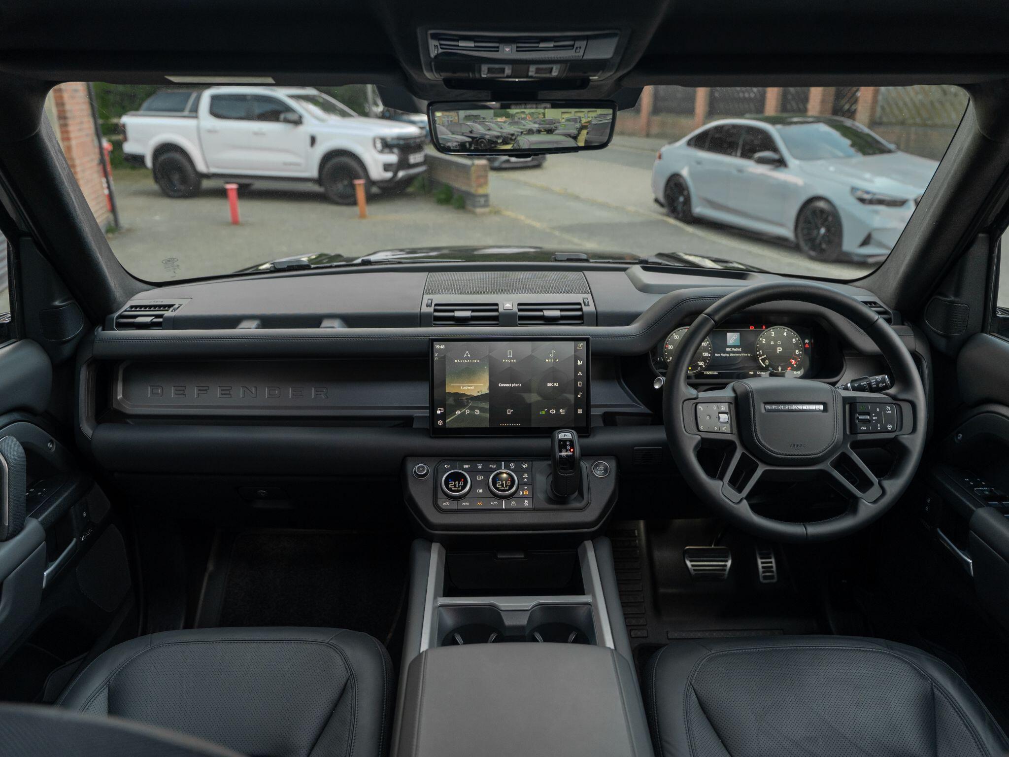 Land Rover Defender 110 view 36