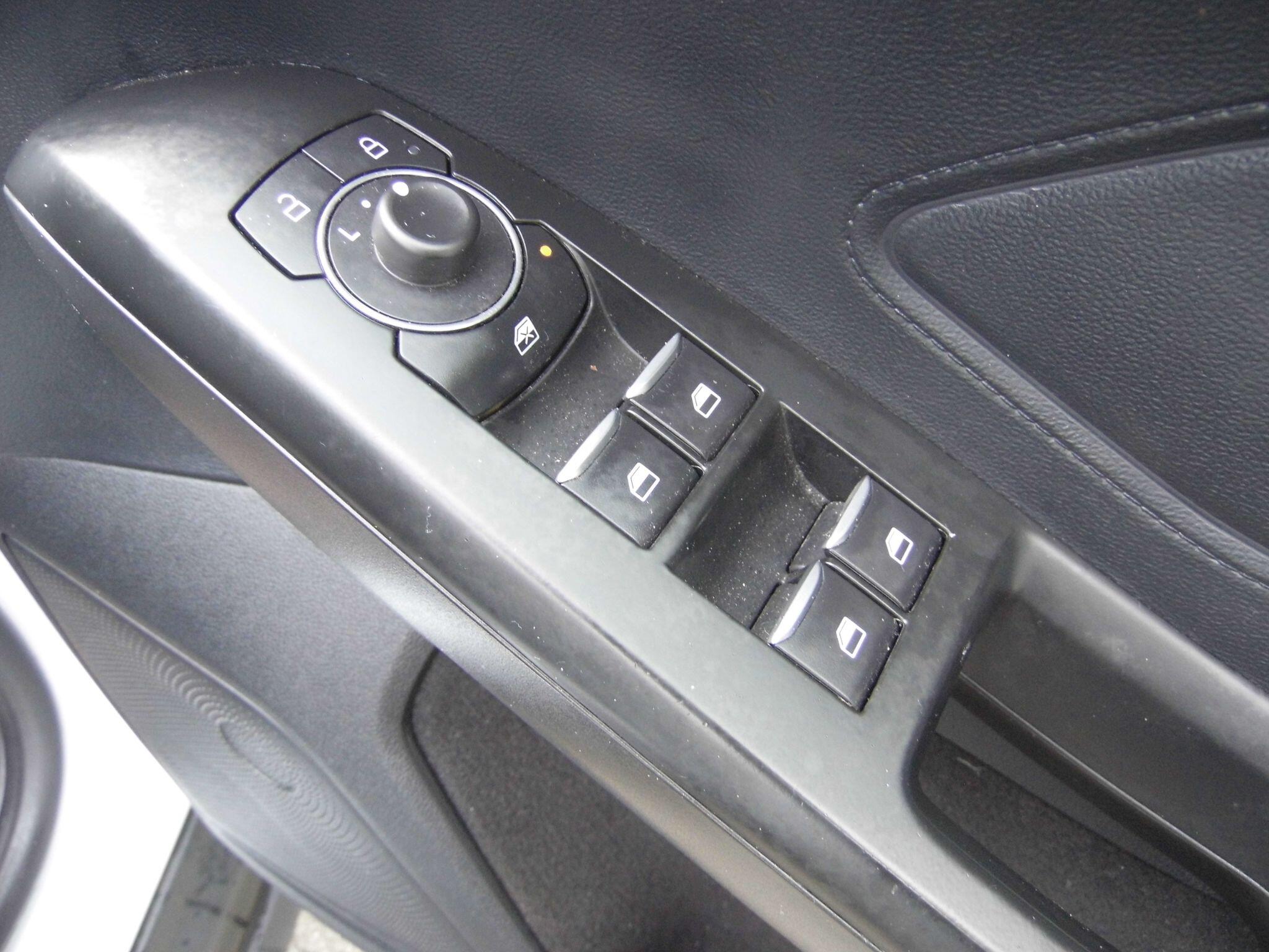 Ford Focus view 31