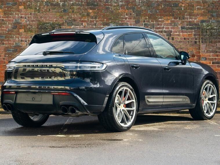 Porsche Macan view 3