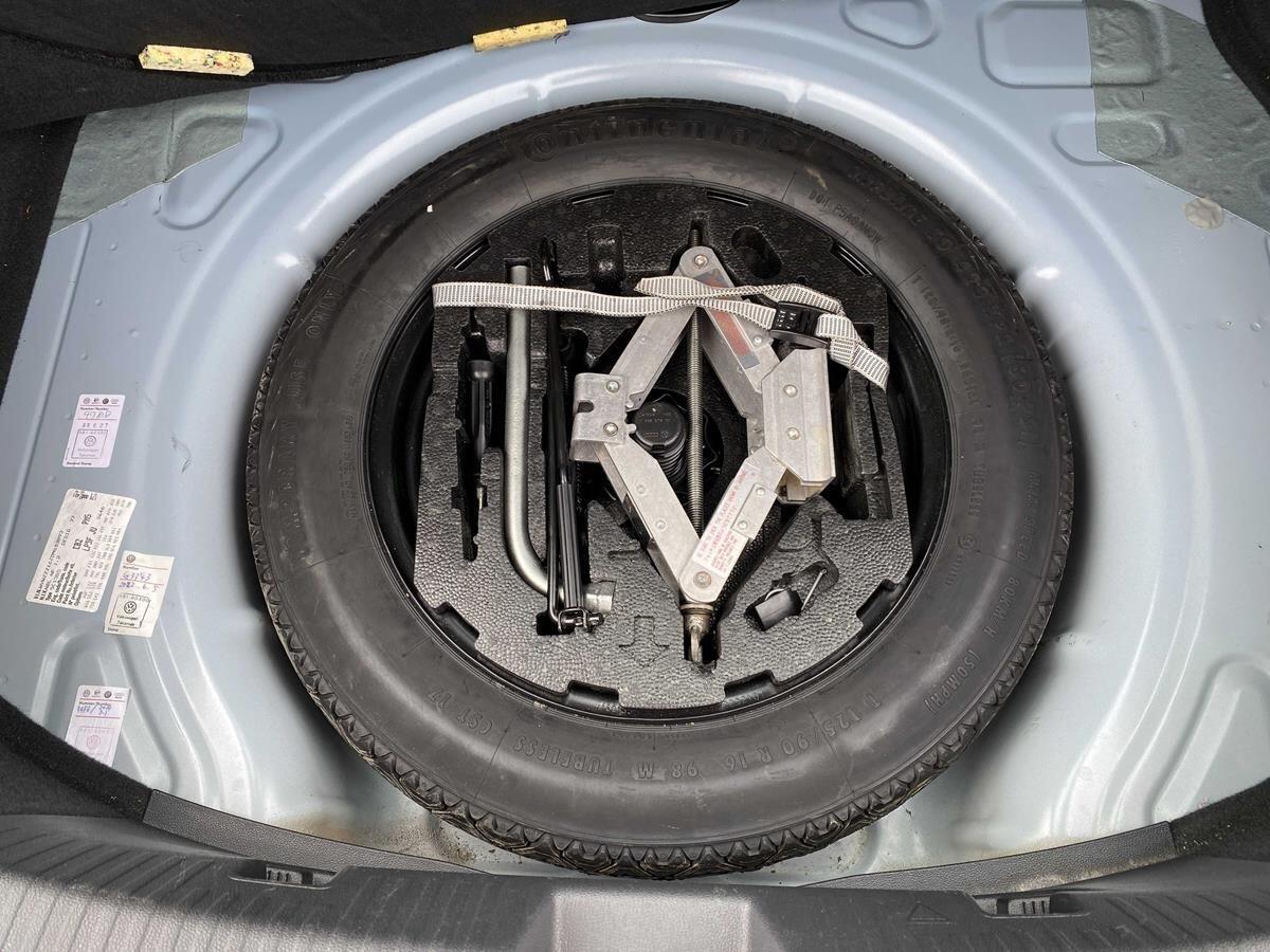 Volkswagen Beetle view 8