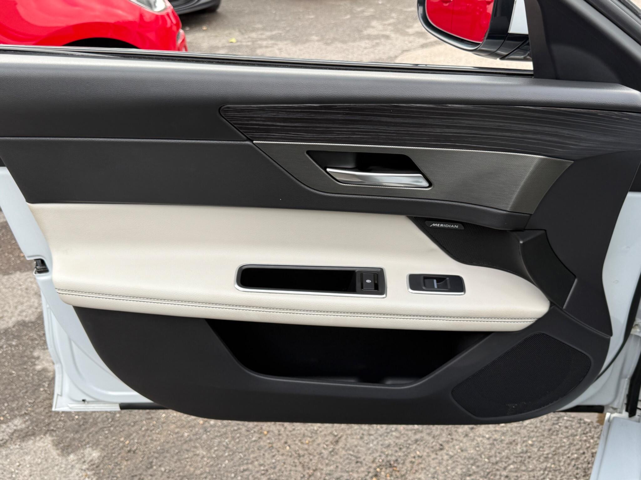 Jaguar XF - Image 45