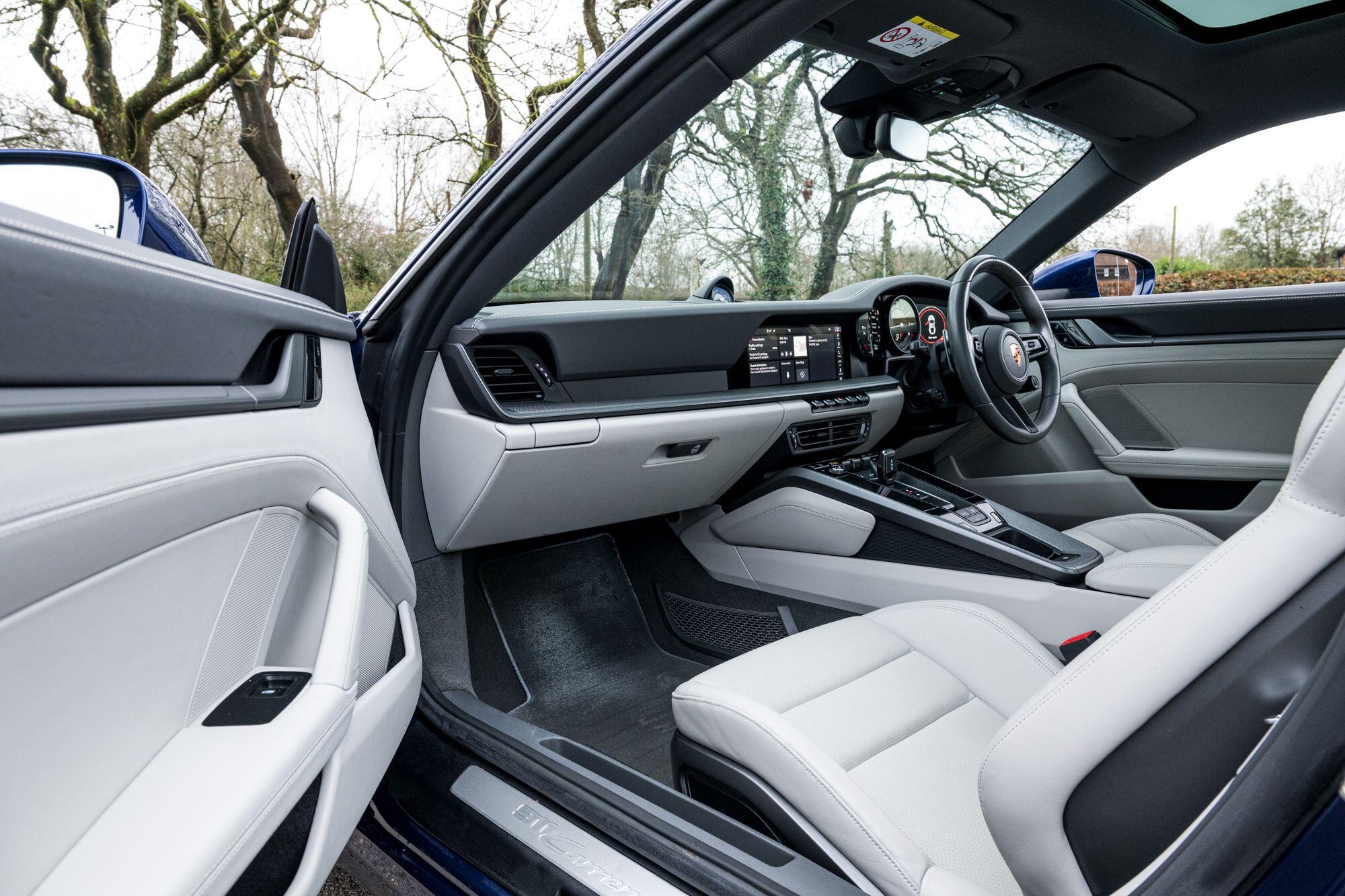 Porsche 911 view 39
