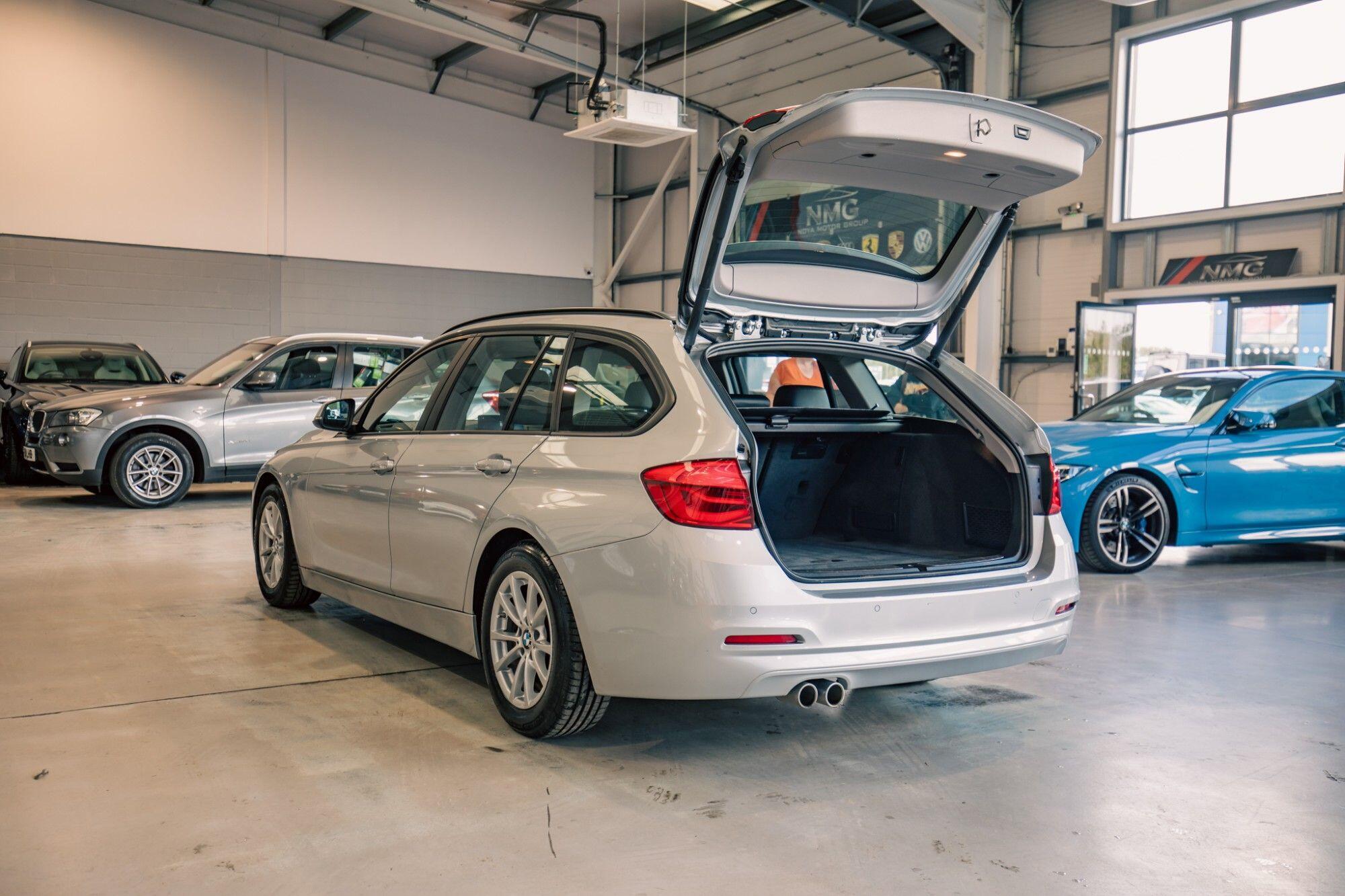 BMW 3 Series view 30