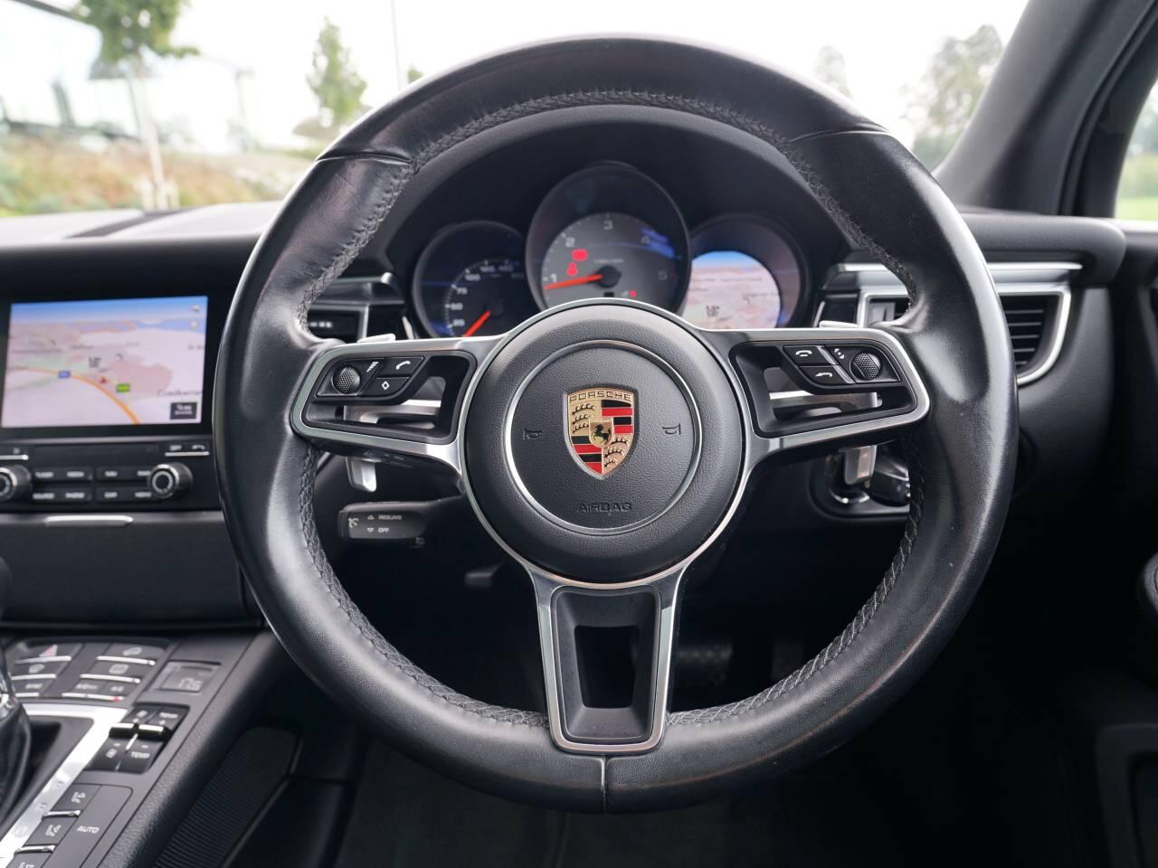 Porsche Macan view 25