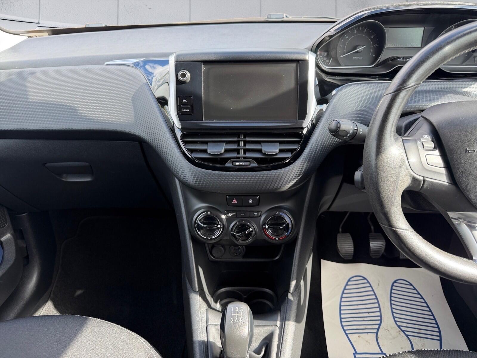 Peugeot 208 view 9