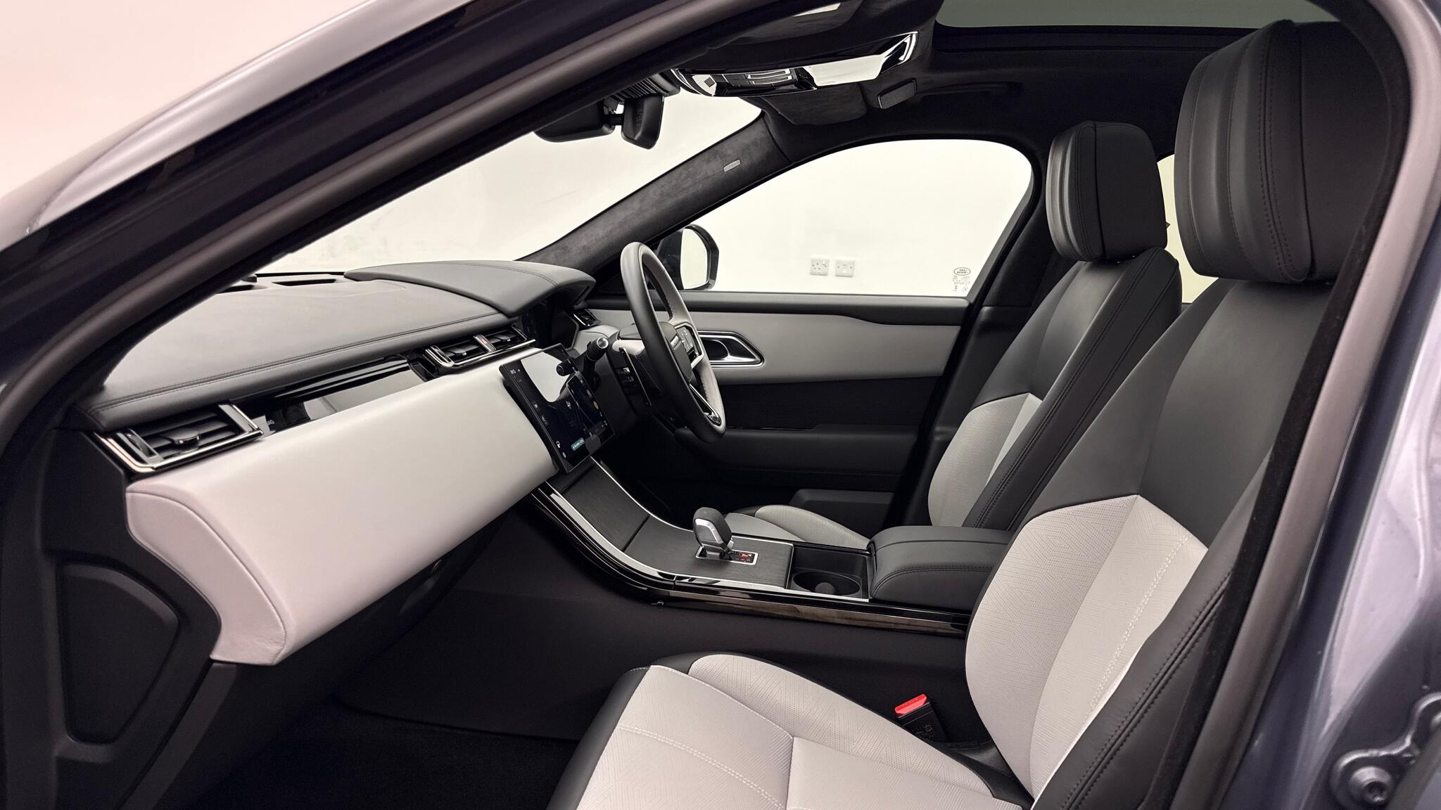Land Rover Range Rover Velar view 3