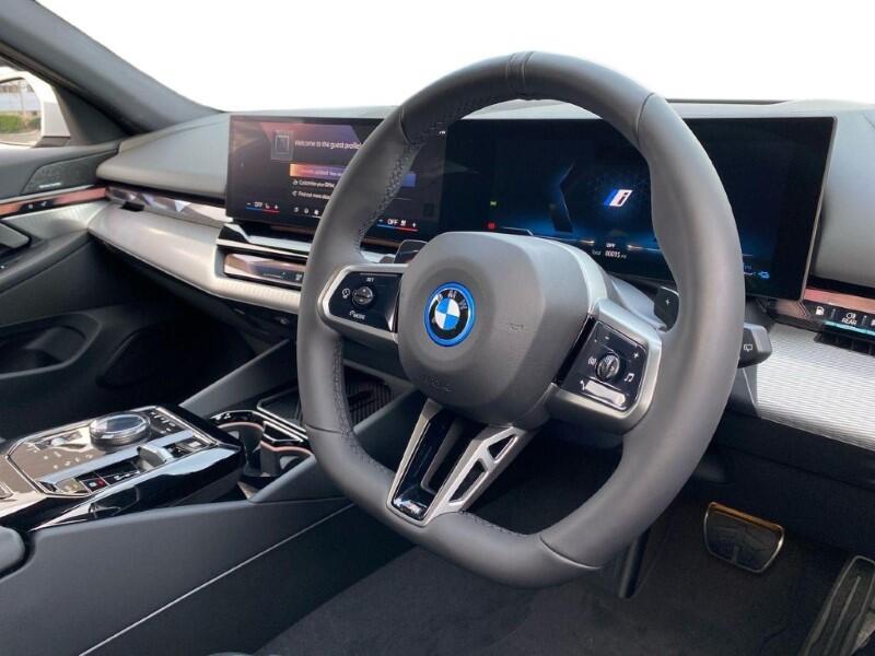 BMW 5 Series view 6