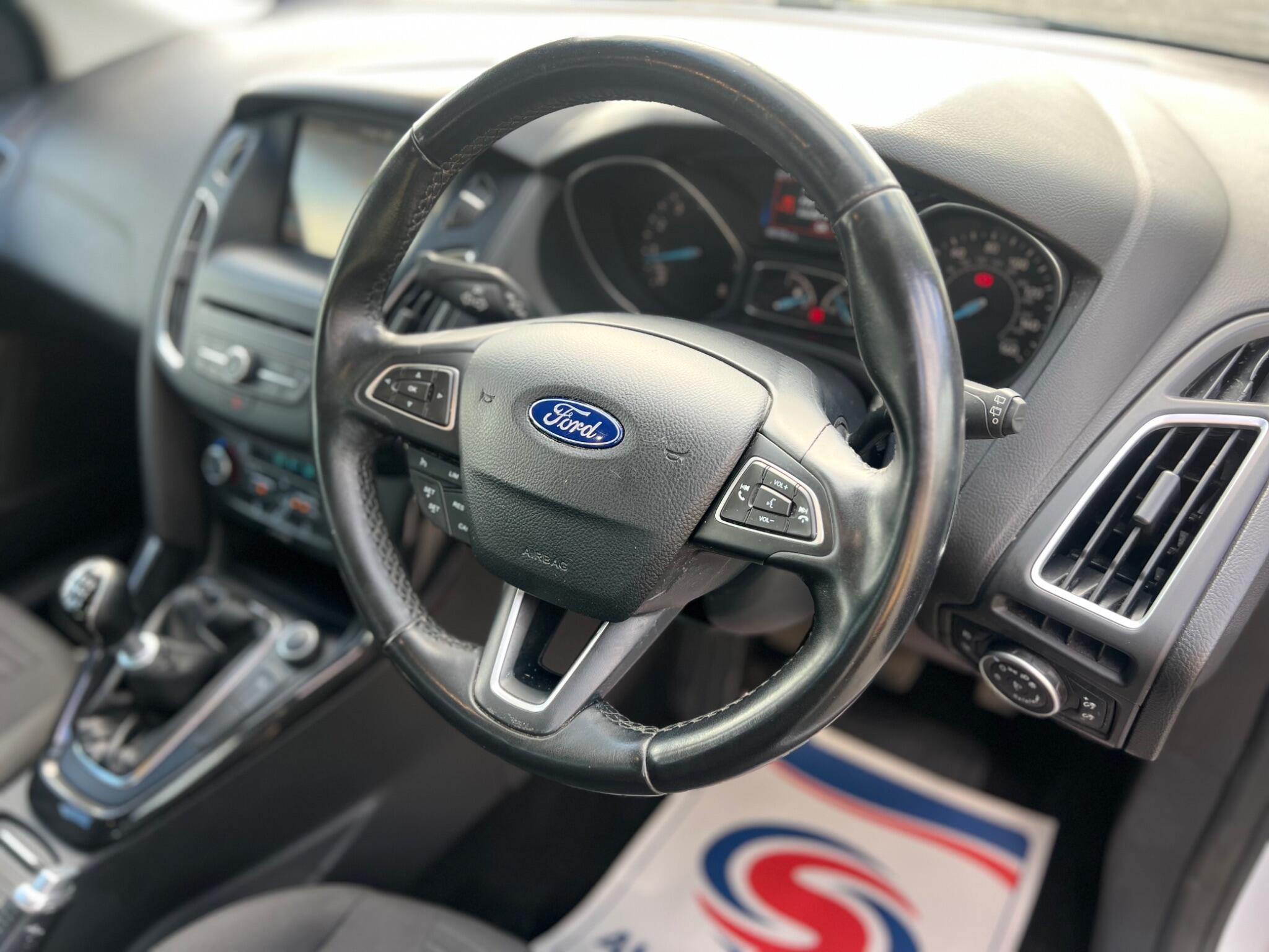 Ford Focus view 3