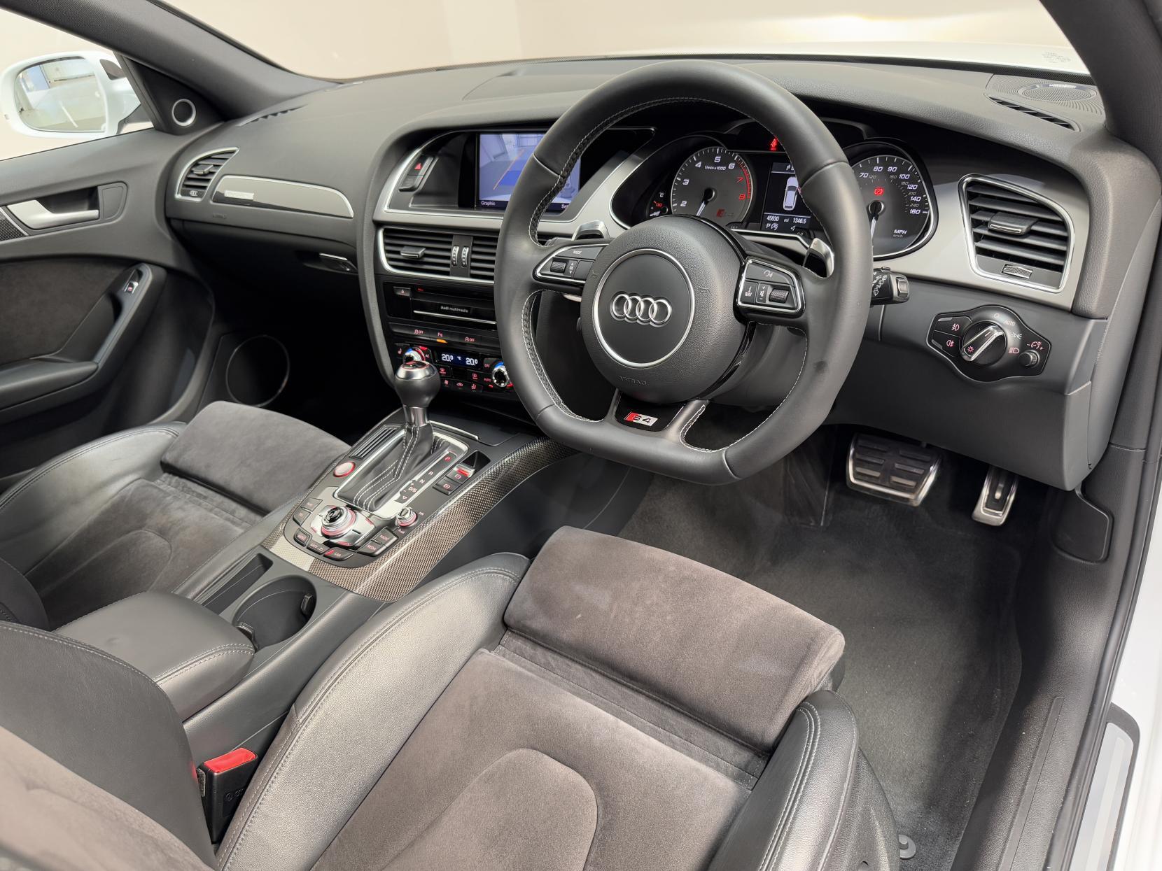 Audi S4 Avant view 16