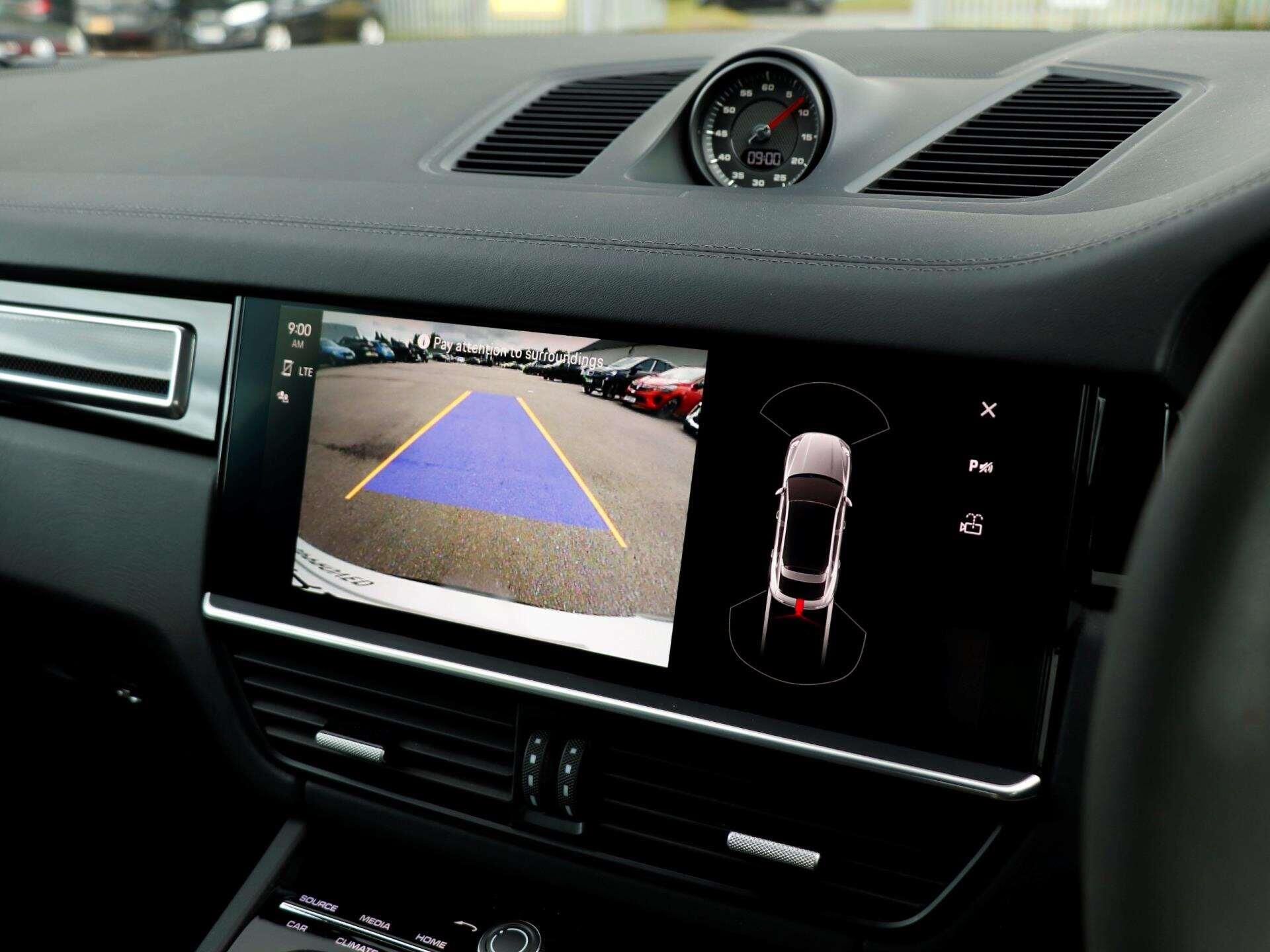Porsche Cayenne view 16