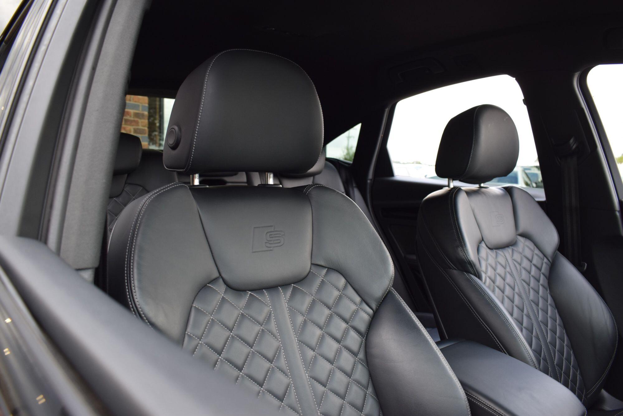 Audi Q5 view 12