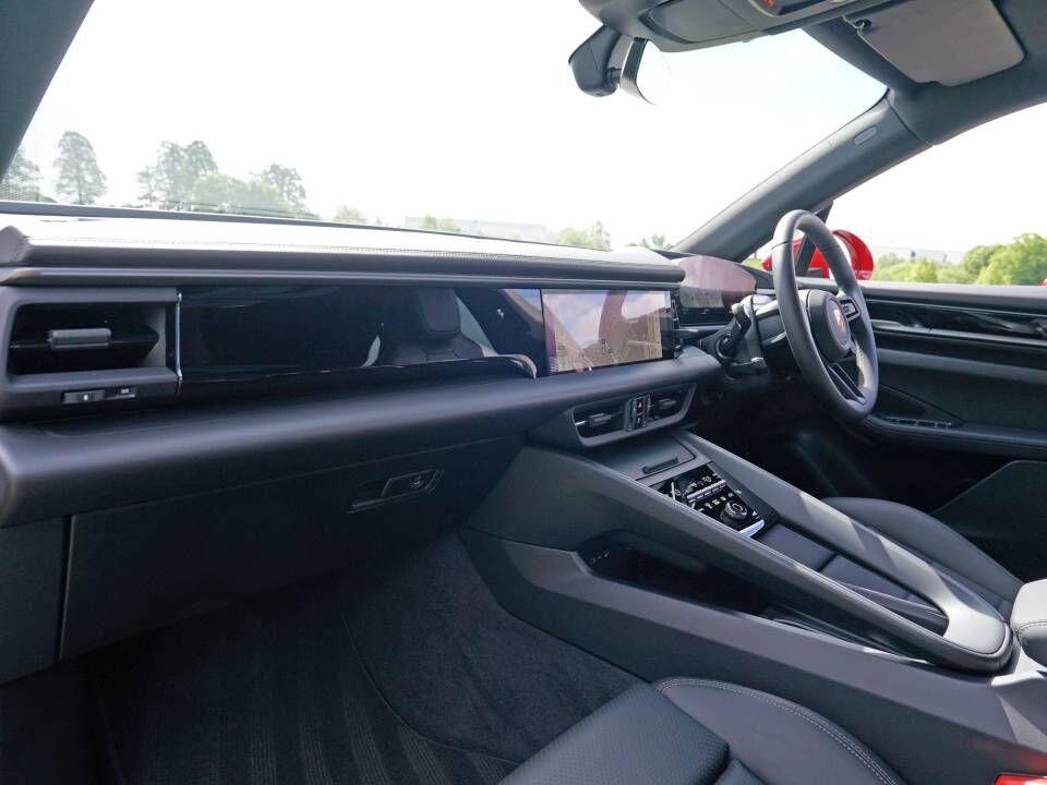Porsche Macan view 14