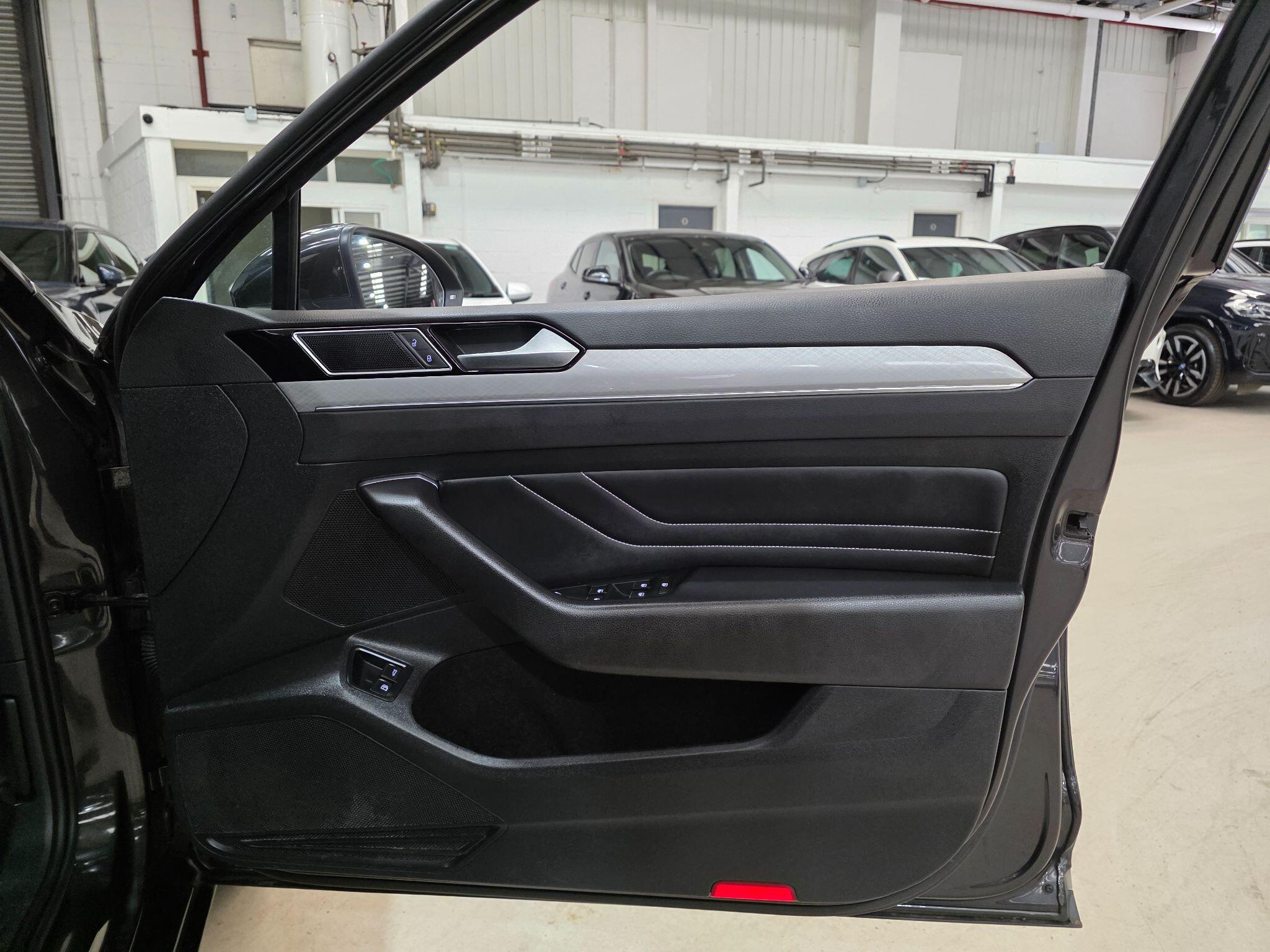 Volkswagen Passat view 12