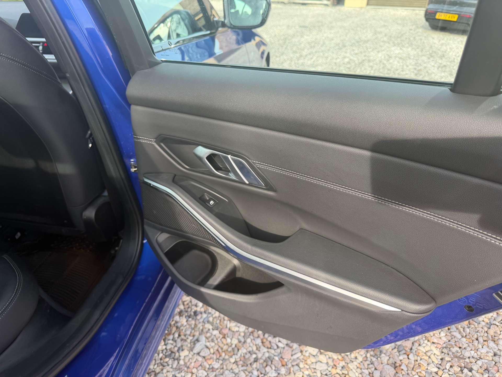BMW 3 Series view 22