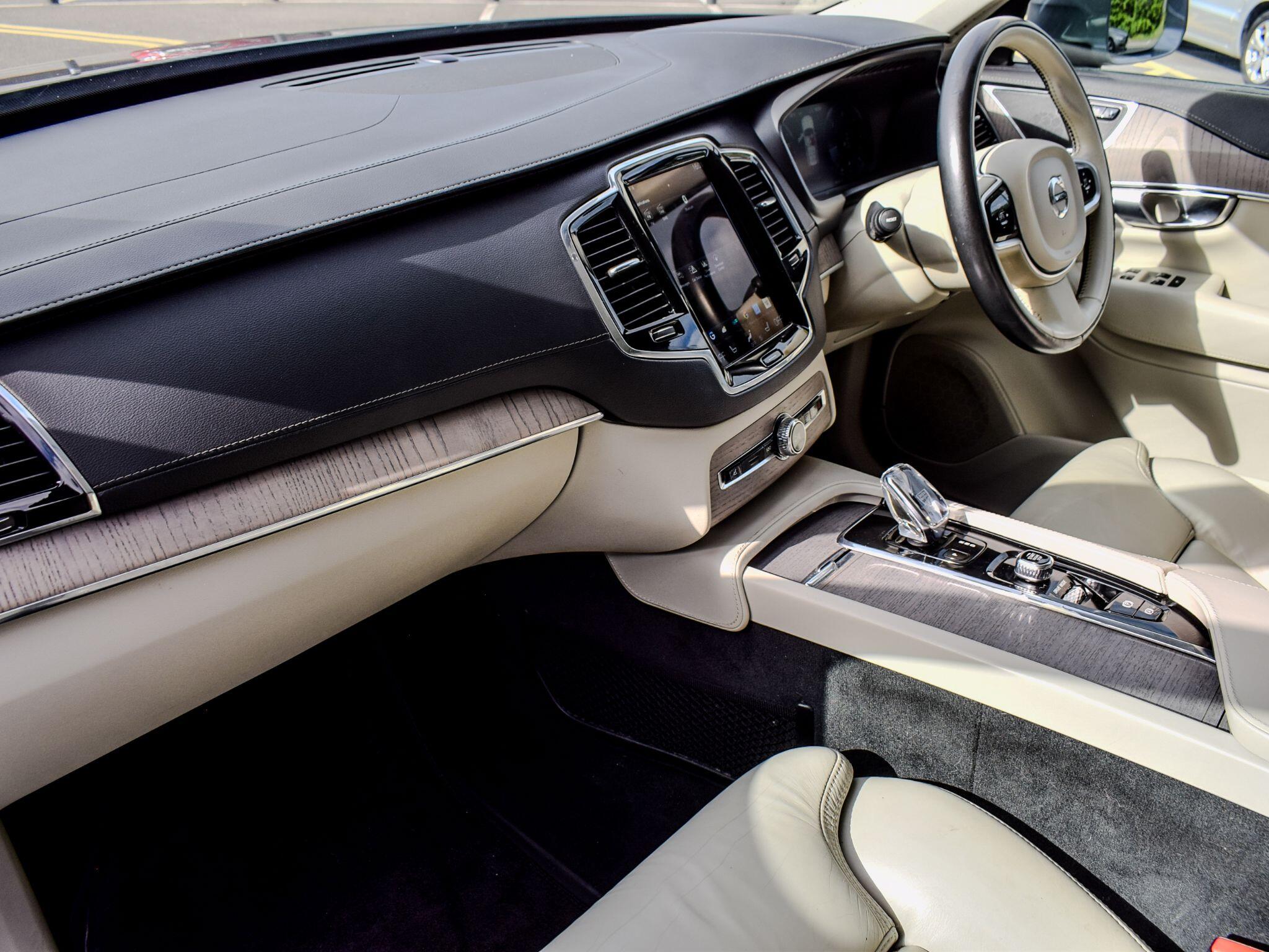 Volvo XC90 view 19