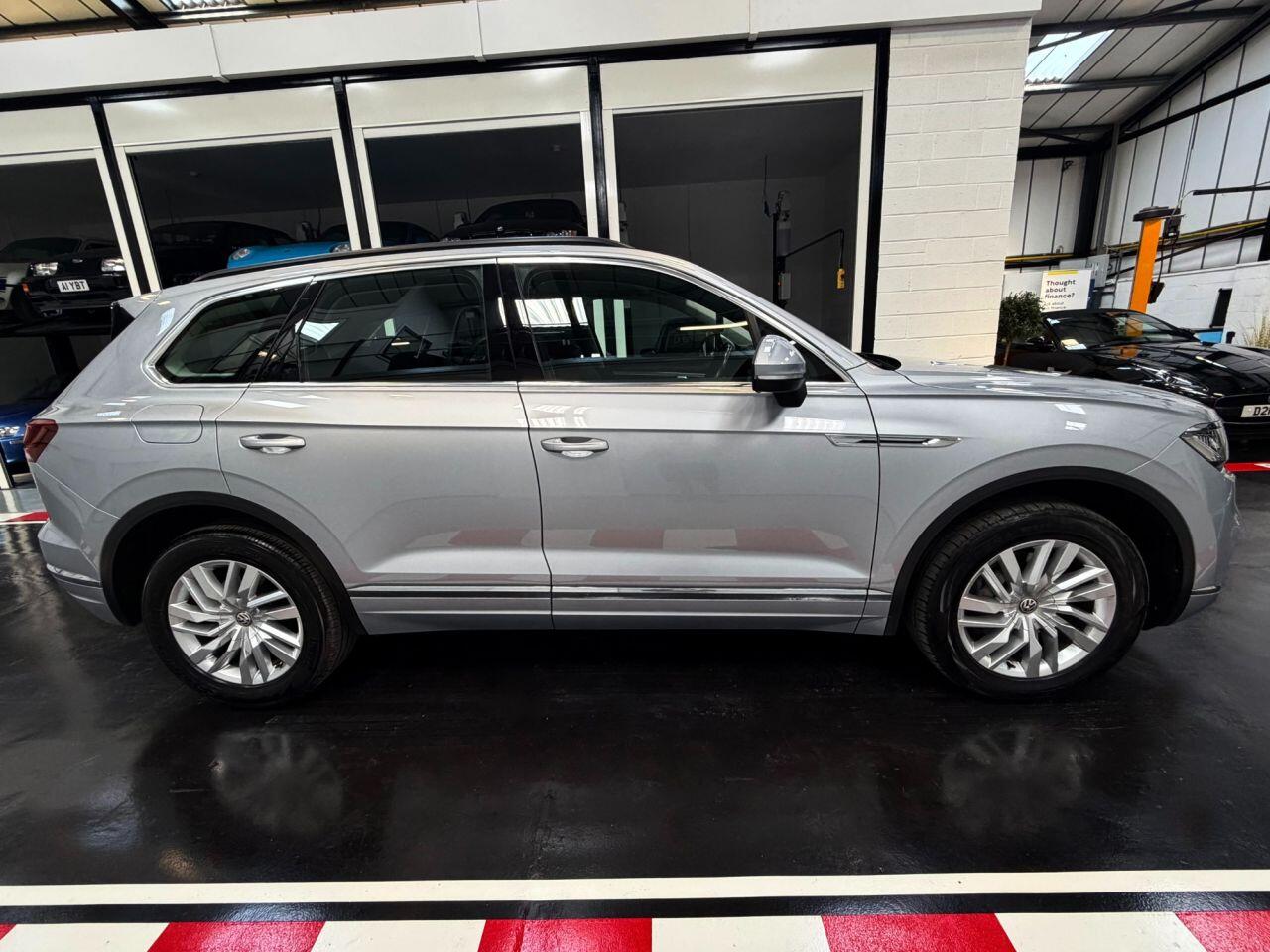 Volkswagen Touareg view 4