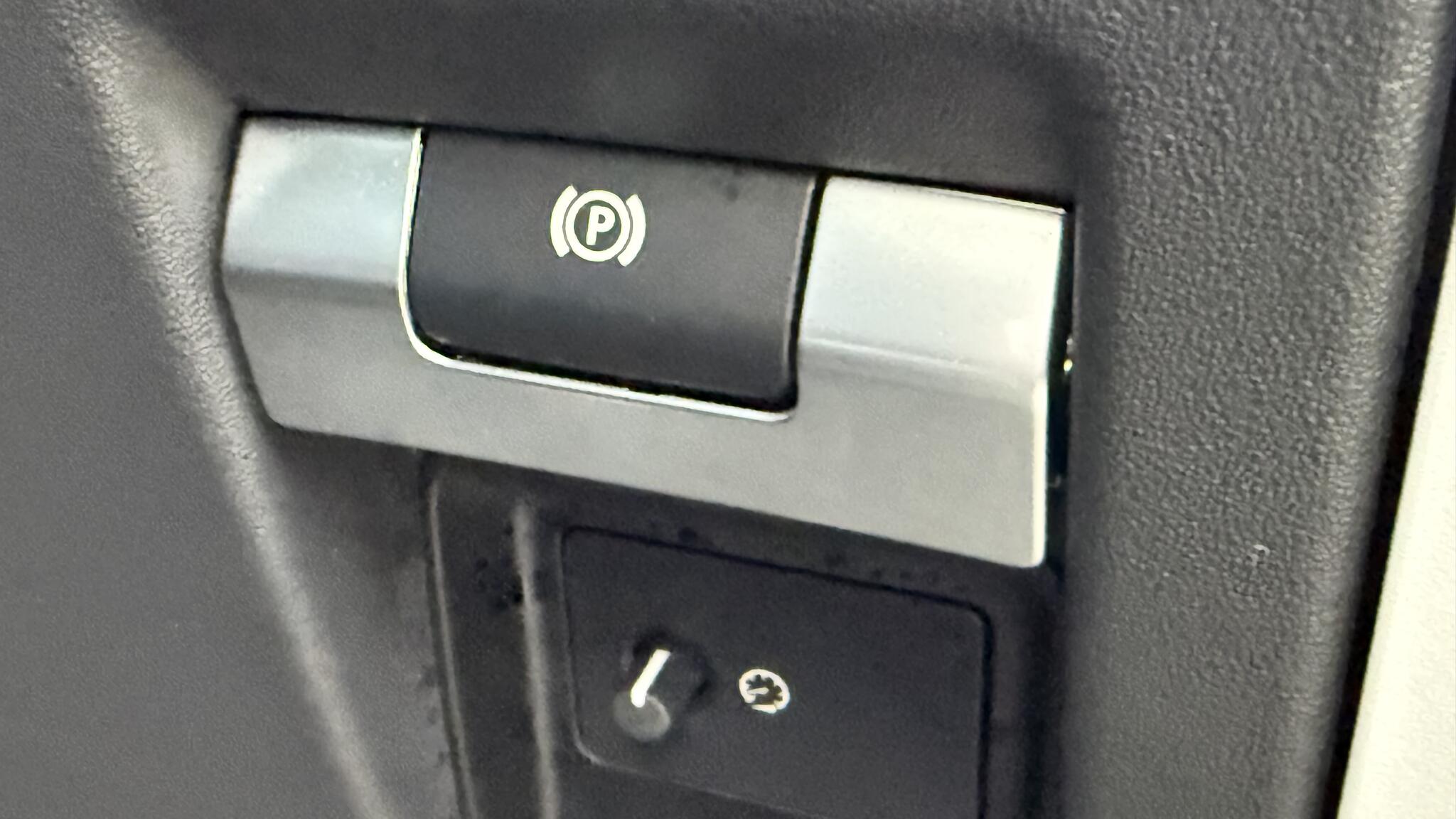 Land Rover Defender view 28