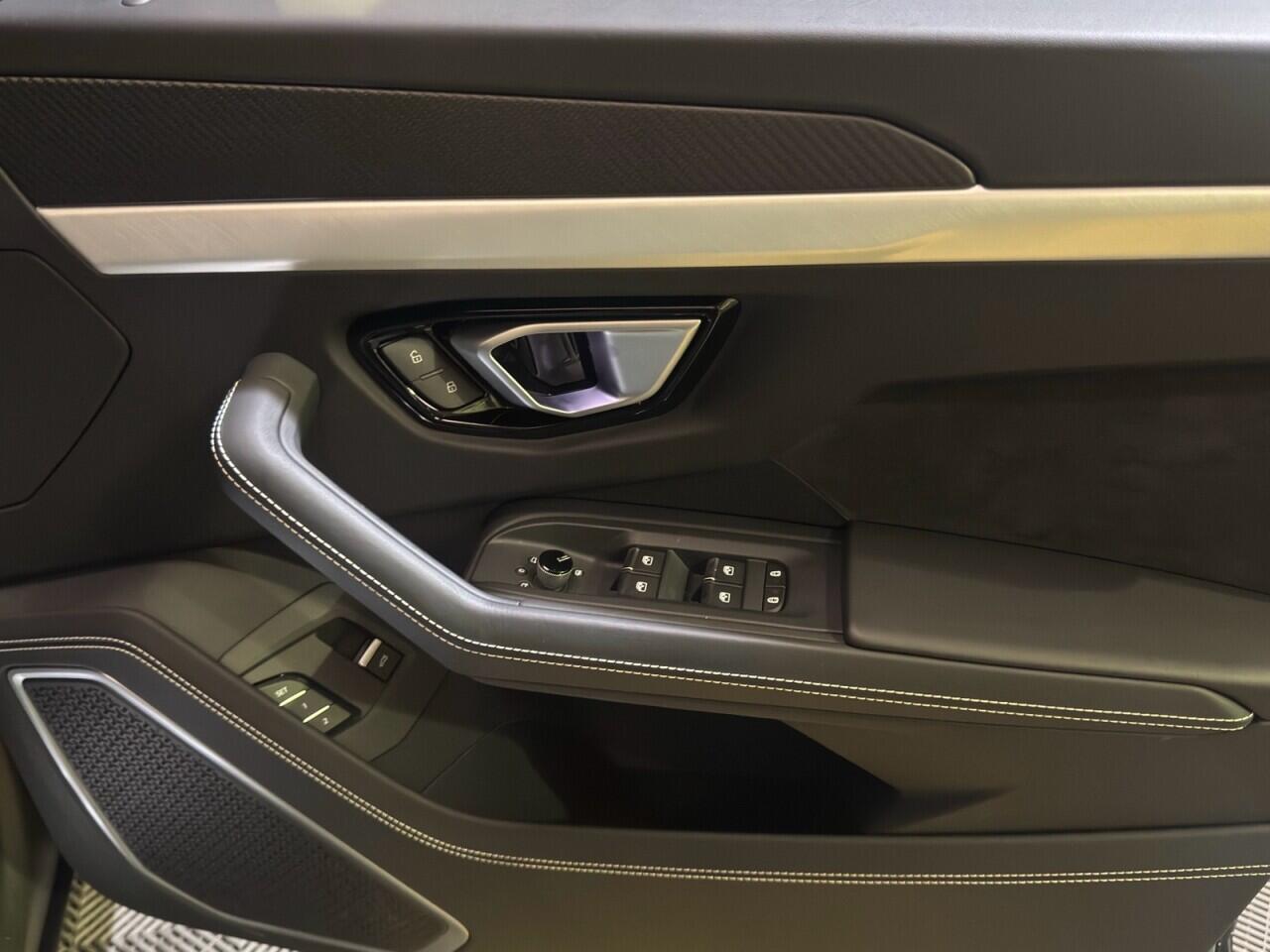 Lamborghini Urus view 14